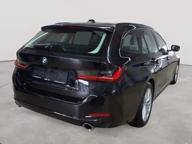 BMW 3 Series view 4