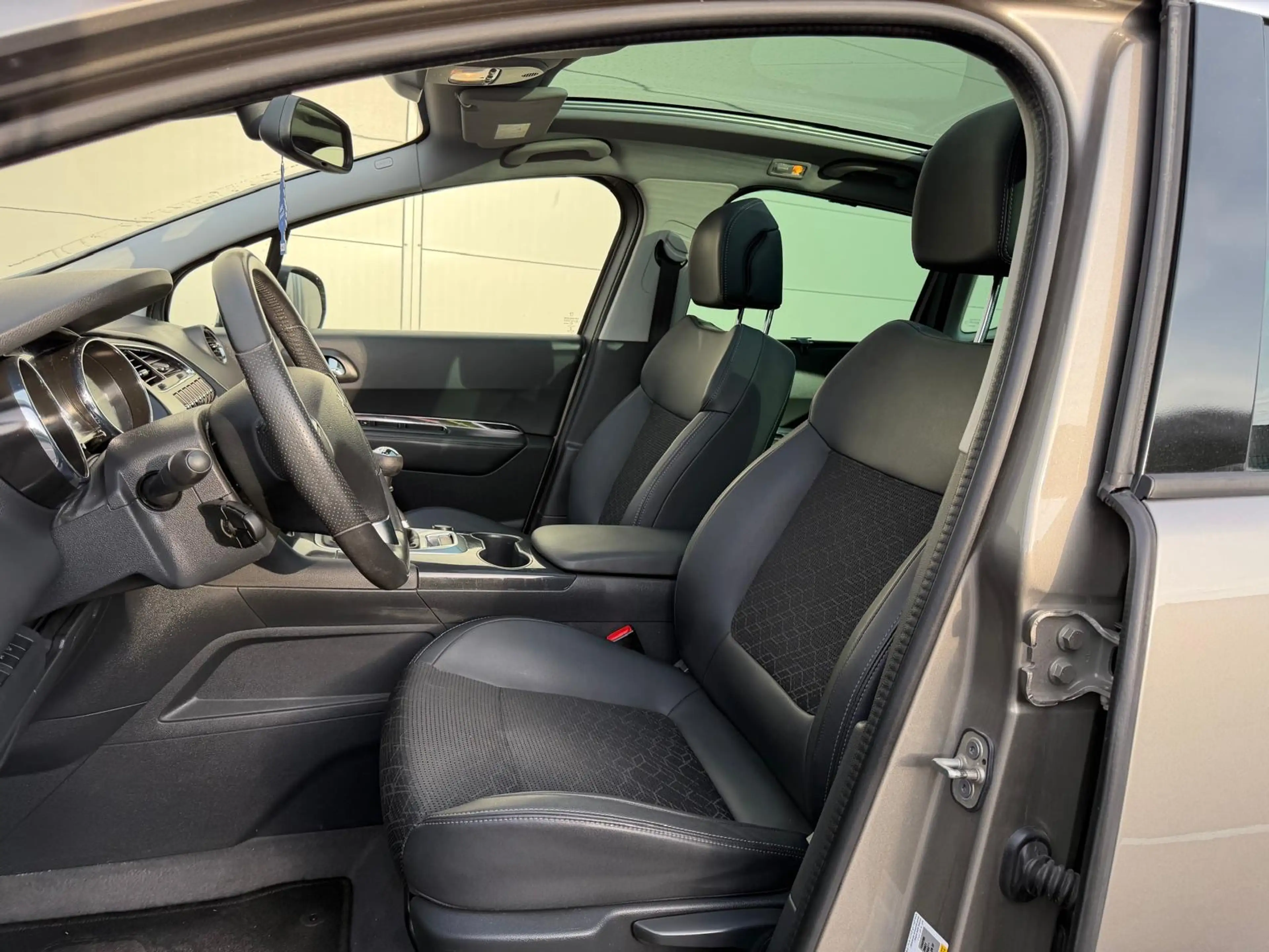 Peugeot 3008 3008 1.2 PureTech Allure — photo 7