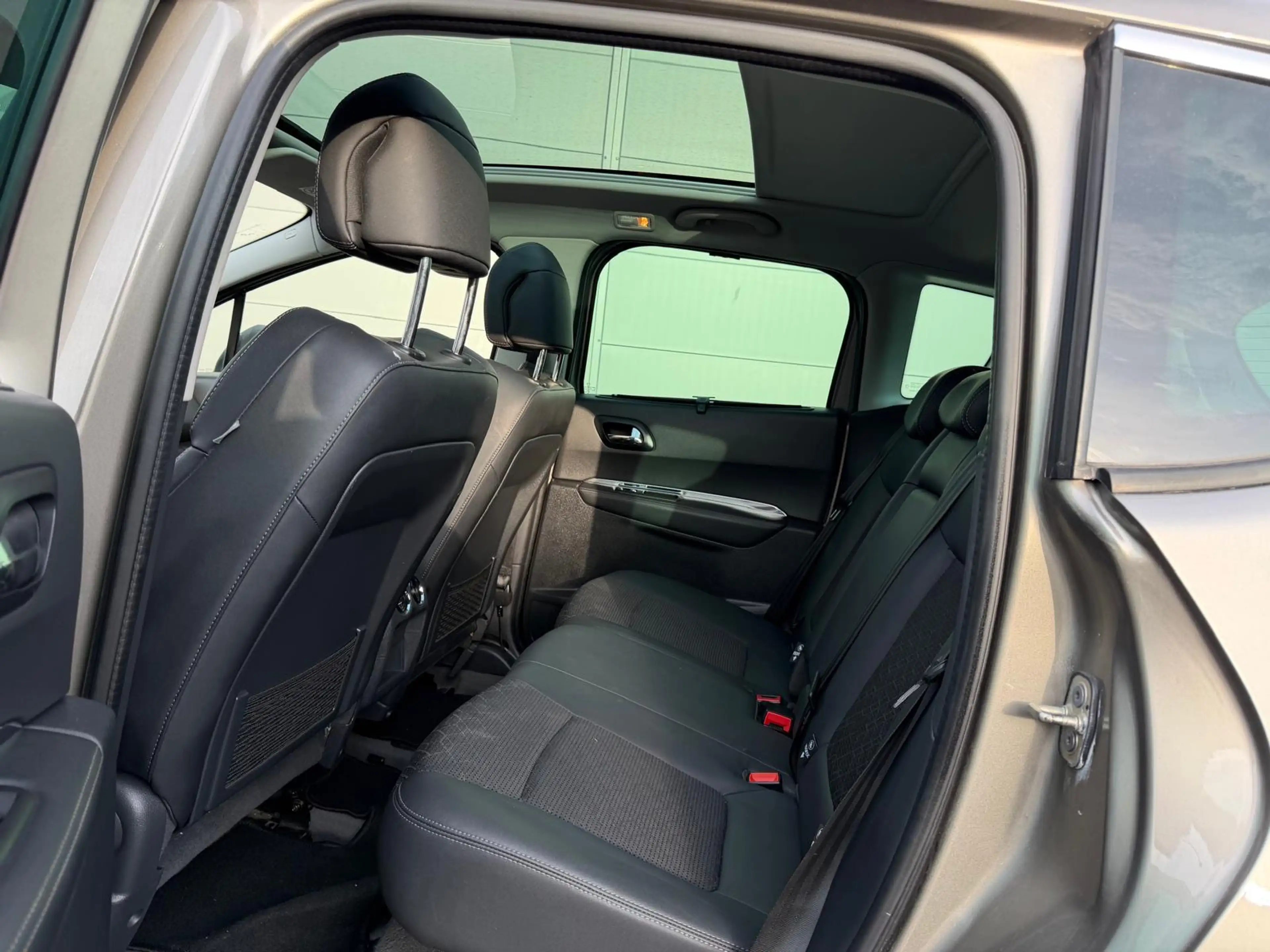 Peugeot 3008 3008 1.2 PureTech Allure — photo 9
