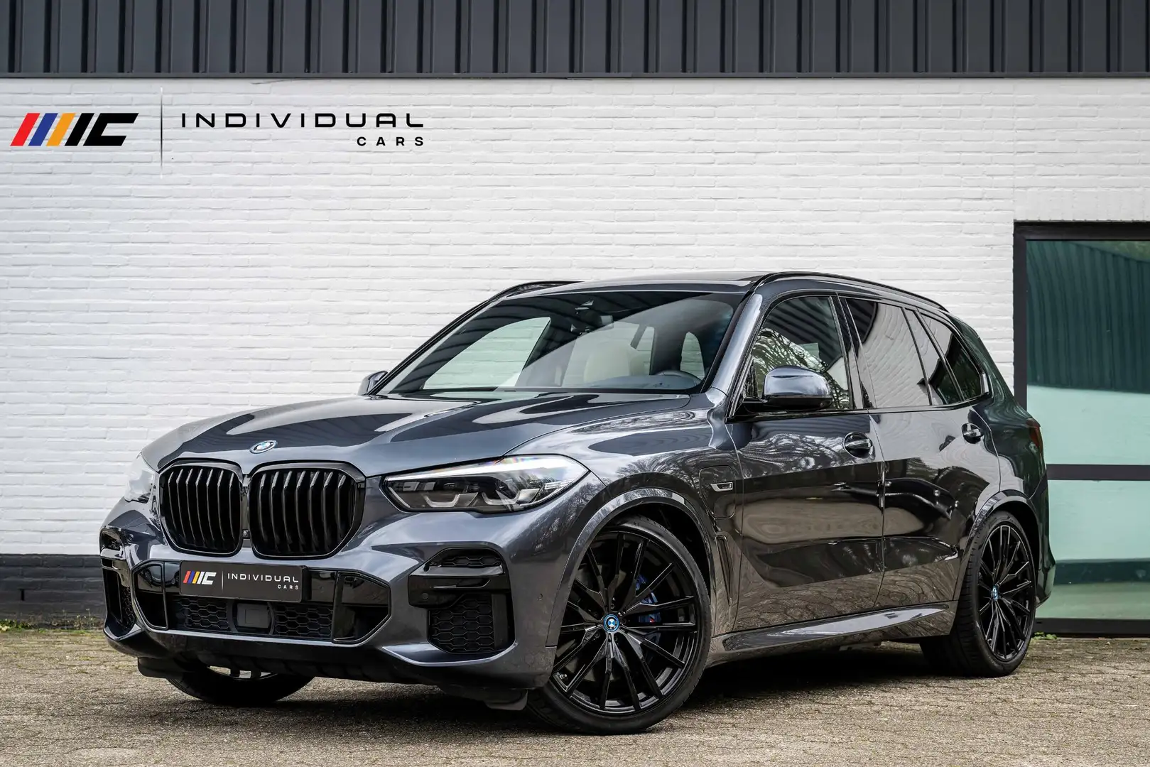 BMW X5 xDrive45e M-Sport 4-Wielsturing Individual B&W Grijs - 1