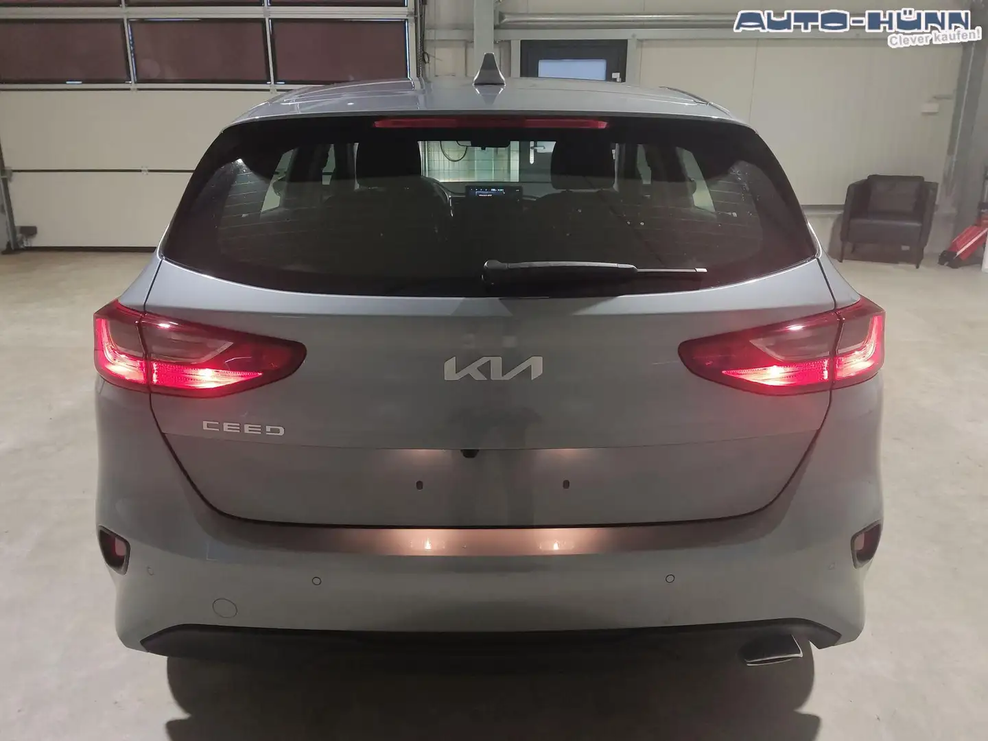 Kia Ceed / cee'd Best 1.5 T-GDI 140 PS 7DCT-Automatik-Navi-Apple... Grau - 2