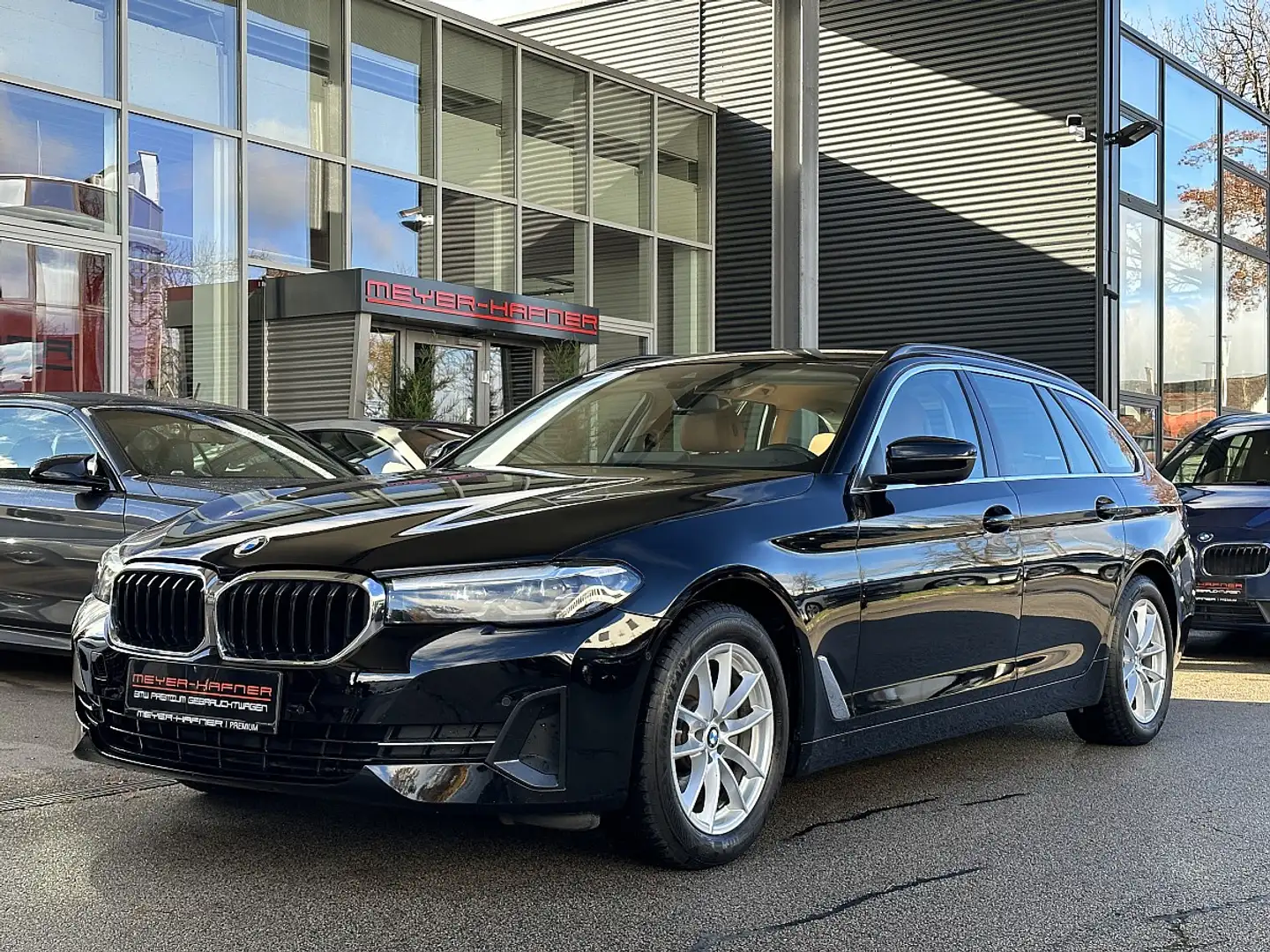 BMW 520 d Touring Aut. / AHK / Kamera / Sportsitze Schwarz - 2