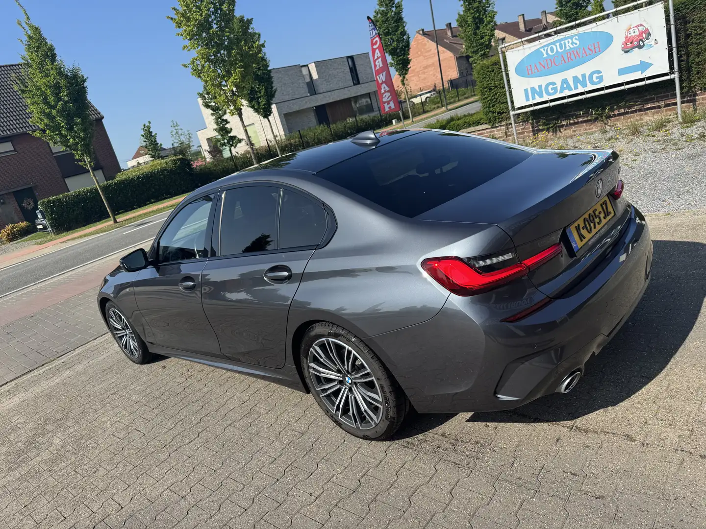 BMW 320 M Sport Pakket Executive Edition NL Auto Grijs - 2