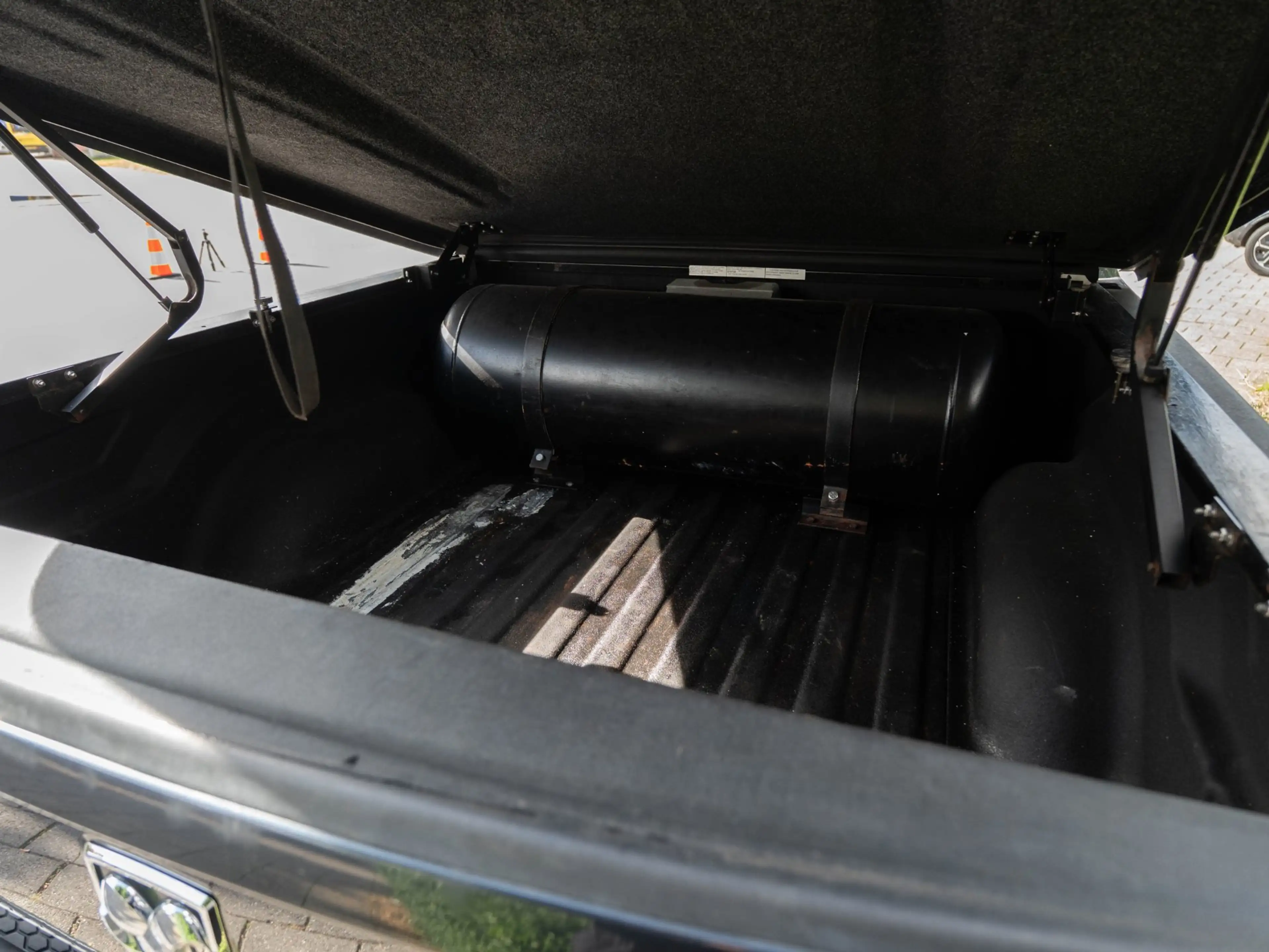Dodge RAM 1500 5.7 V8 4x4 CREW Cab 6'4 Sport | 300 L TANK | — photo 10