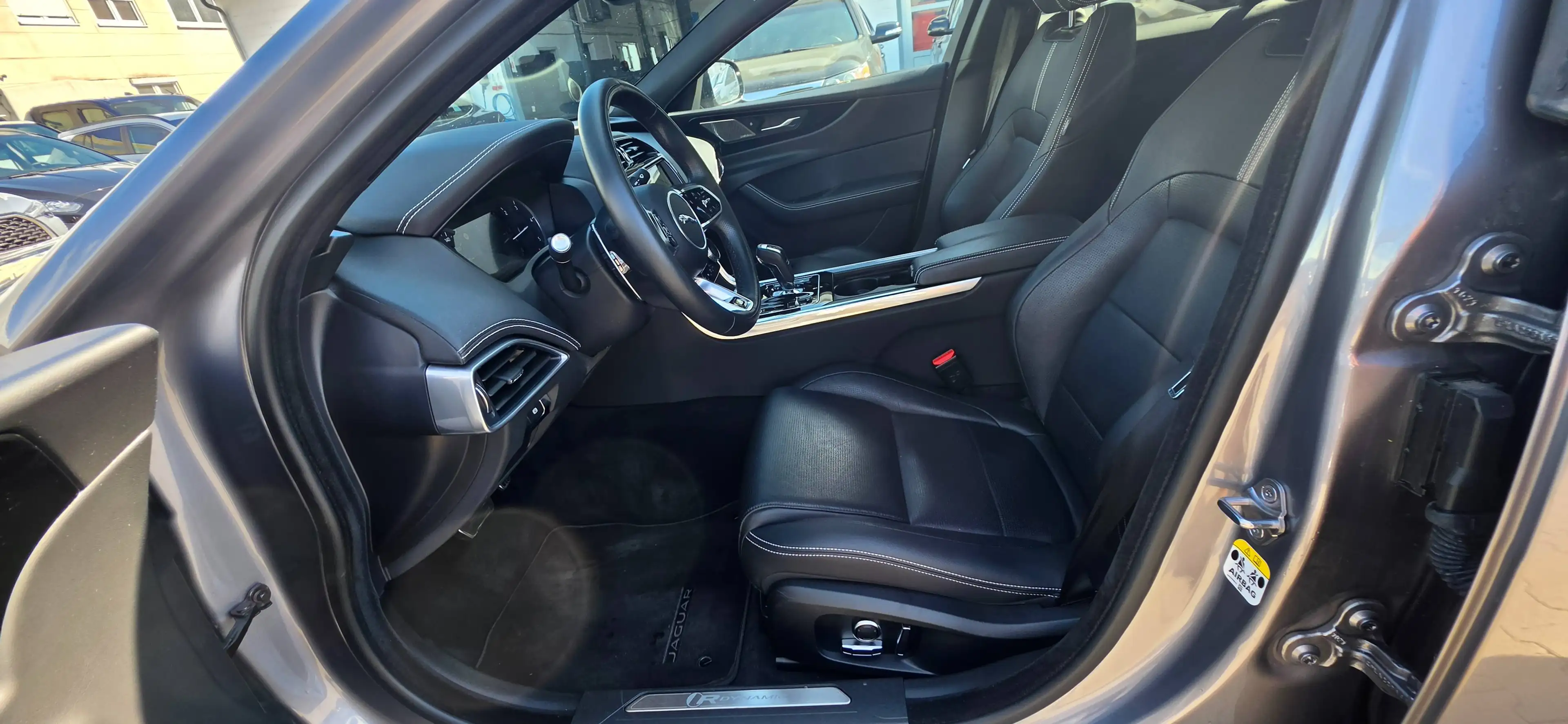 Jaguar XE R-Dynamic Black AWD 360Kamera*NAVI*LED*ACC*SZH — photo 12