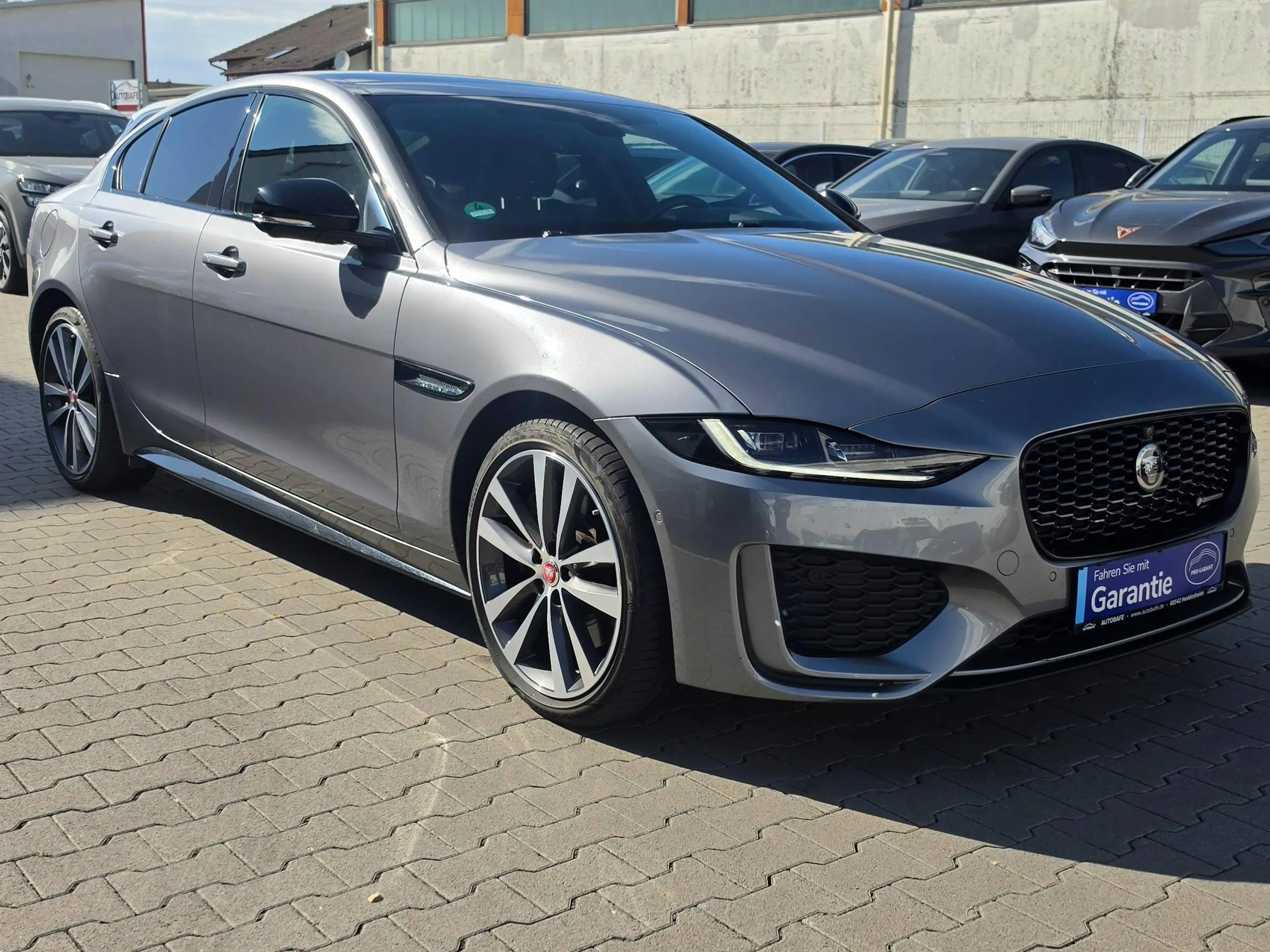 Jaguar XE R-Dynamic Black AWD 360Kamera*NAVI*LED*ACC*SZH — photo 3