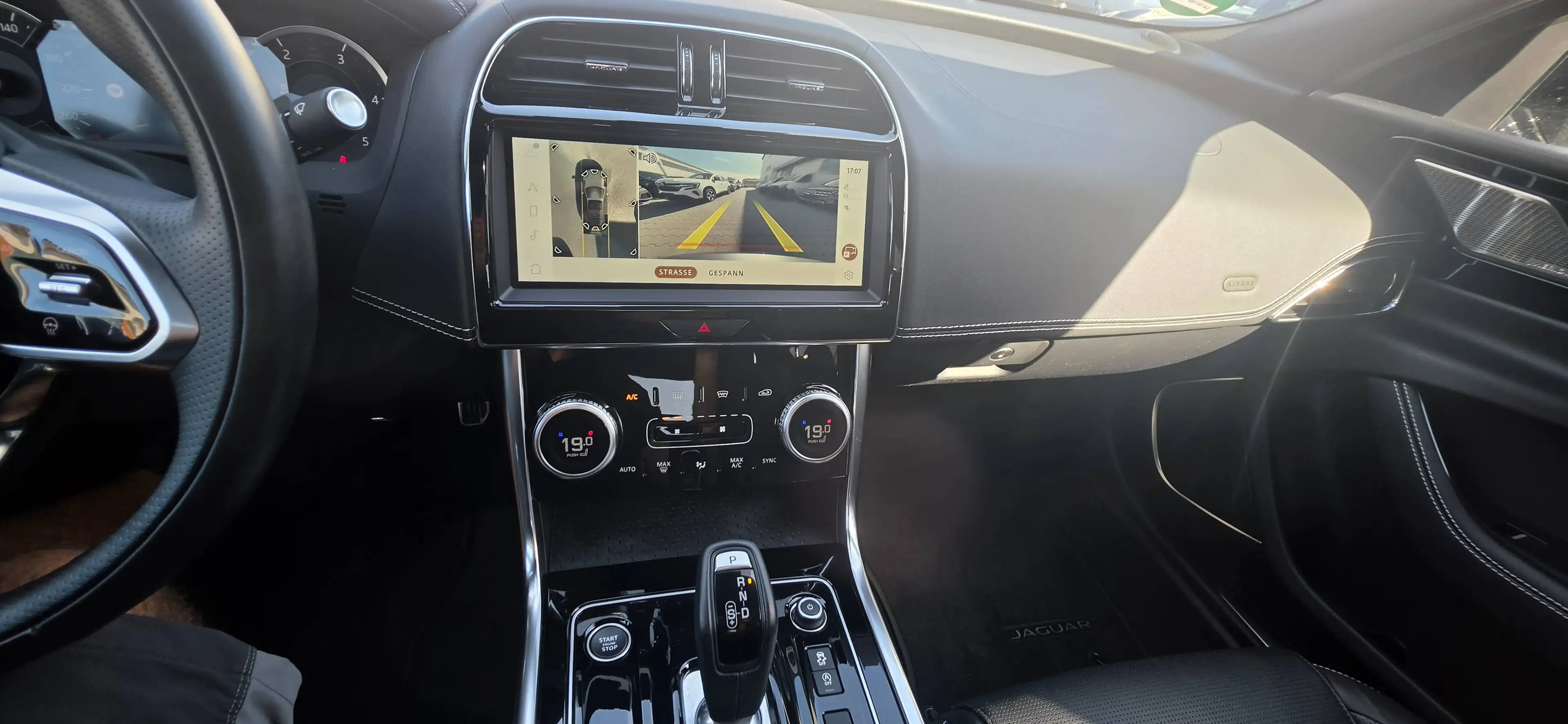 Jaguar XE R-Dynamic Black AWD 360Kamera*NAVI*LED*ACC*SZH — photo 11