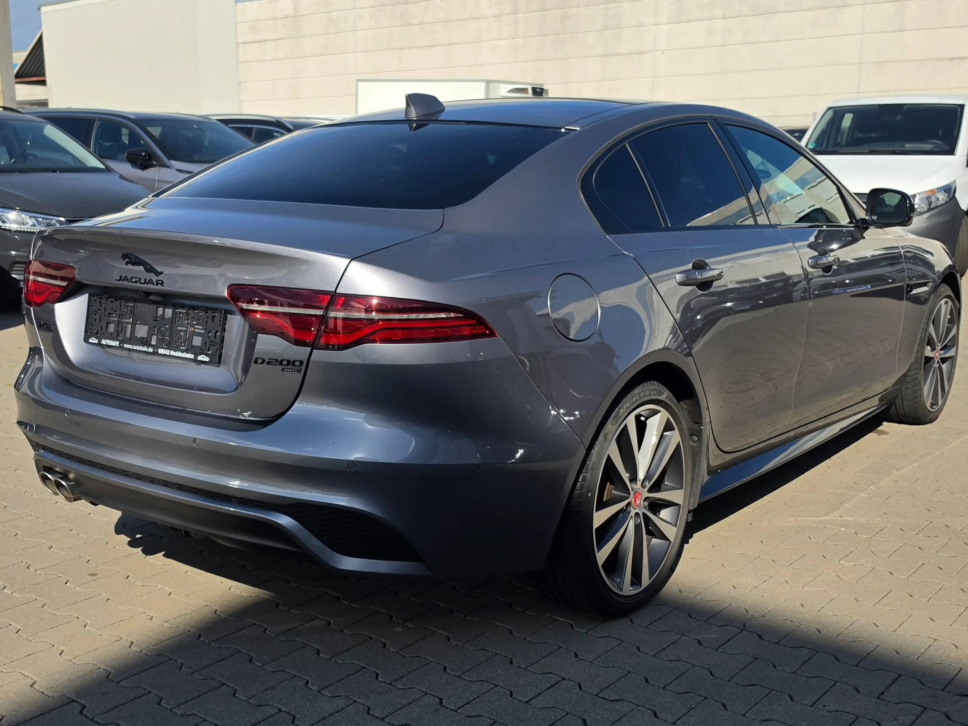 Jaguar XE R-Dynamic Black AWD 360Kamera*NAVI*LED*ACC*SZH — photo 4