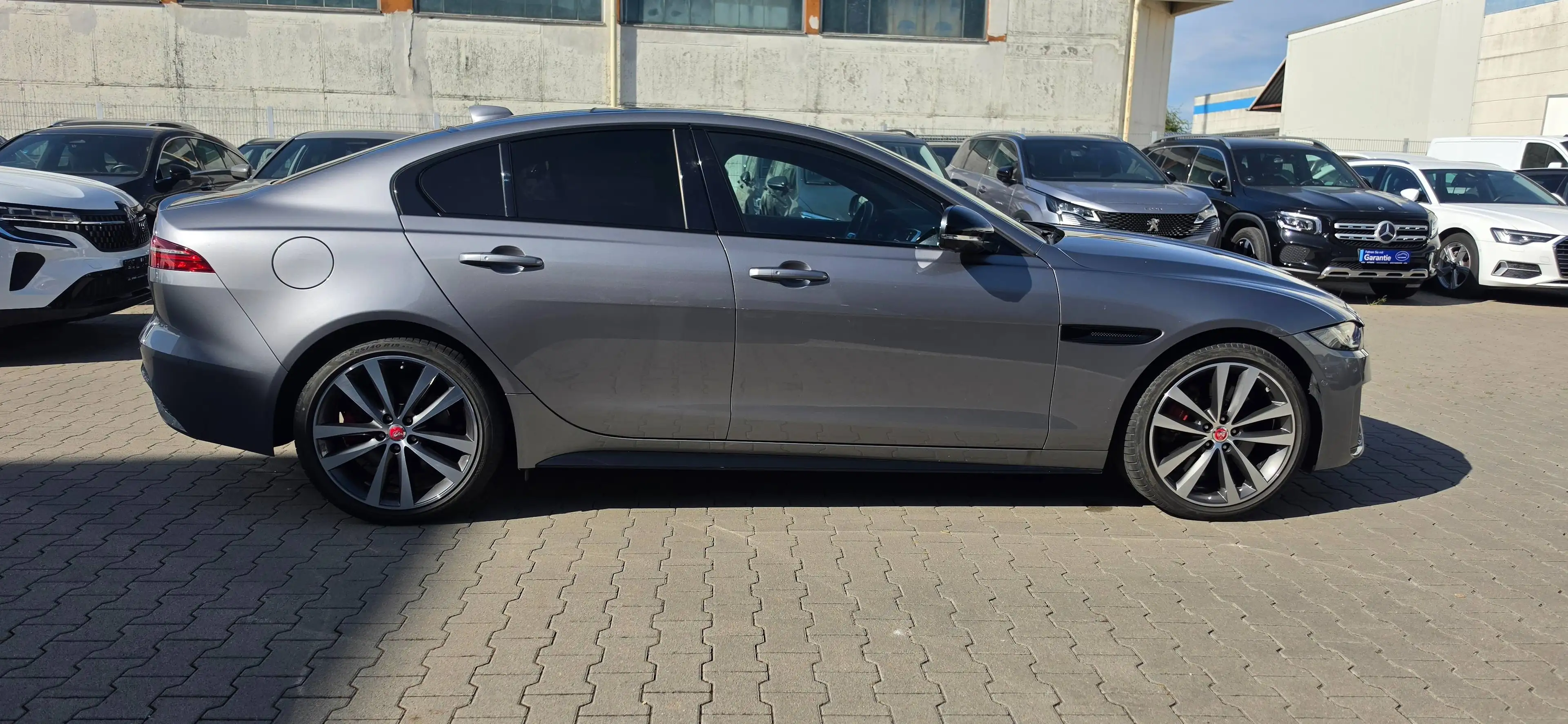 Jaguar XE R-Dynamic Black AWD 360Kamera*NAVI*LED*ACC*SZH — photo 8