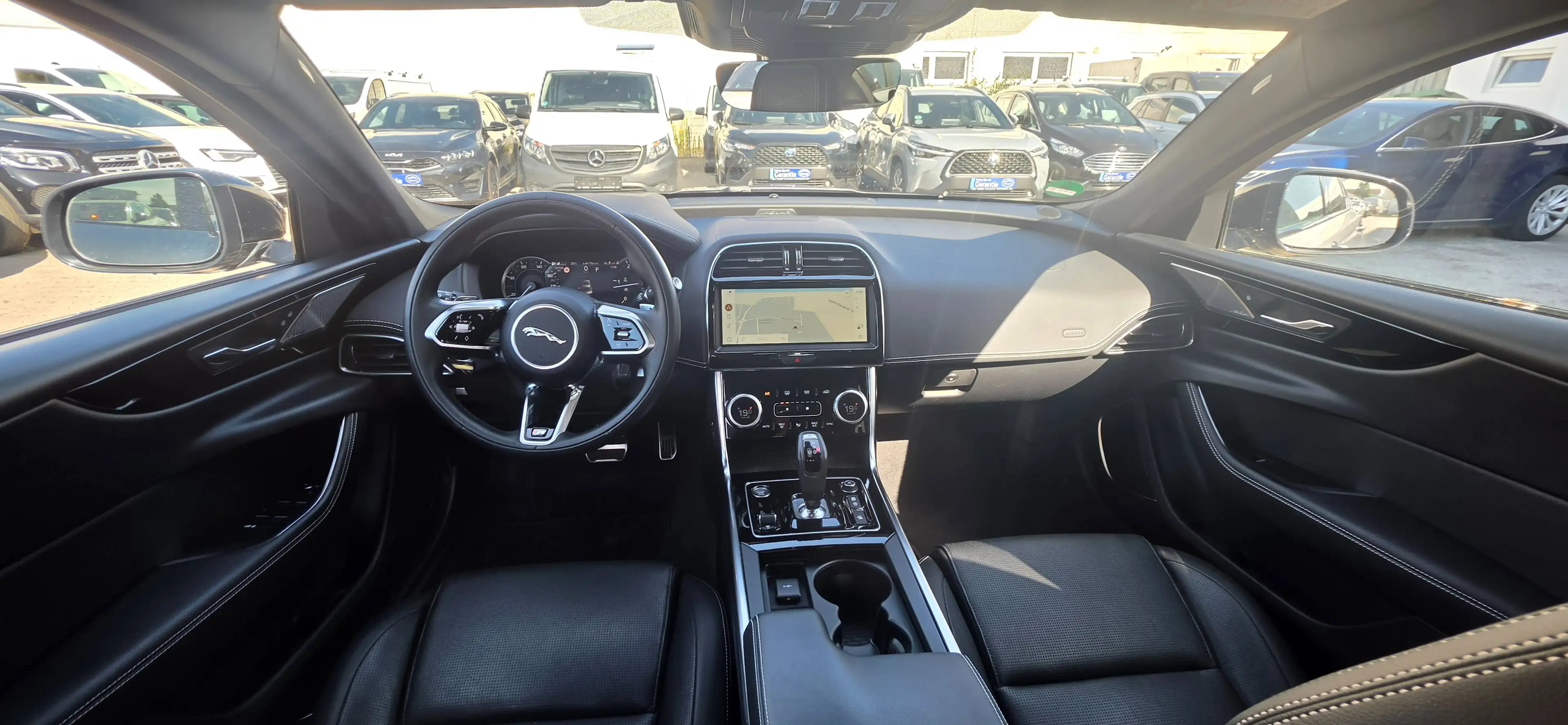 Jaguar XE R-Dynamic Black AWD 360Kamera*NAVI*LED*ACC*SZH — photo 9
