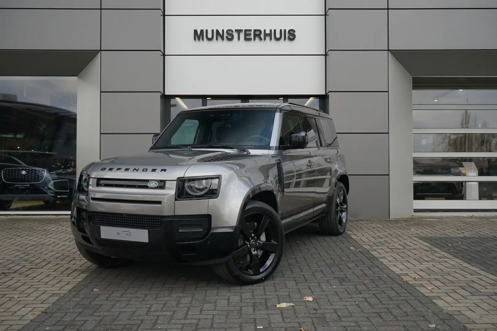 Land Rover Defender 110 P300e 110 X-Dynamic SE | Elektrische trekhaak Zilver - 1