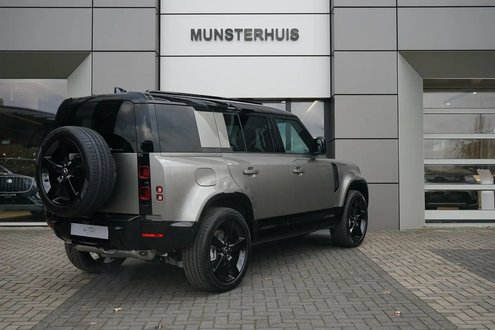 Land Rover Defender 110 P300e 110 X-Dynamic SE | Elektrische trekhaak Zilver - 2