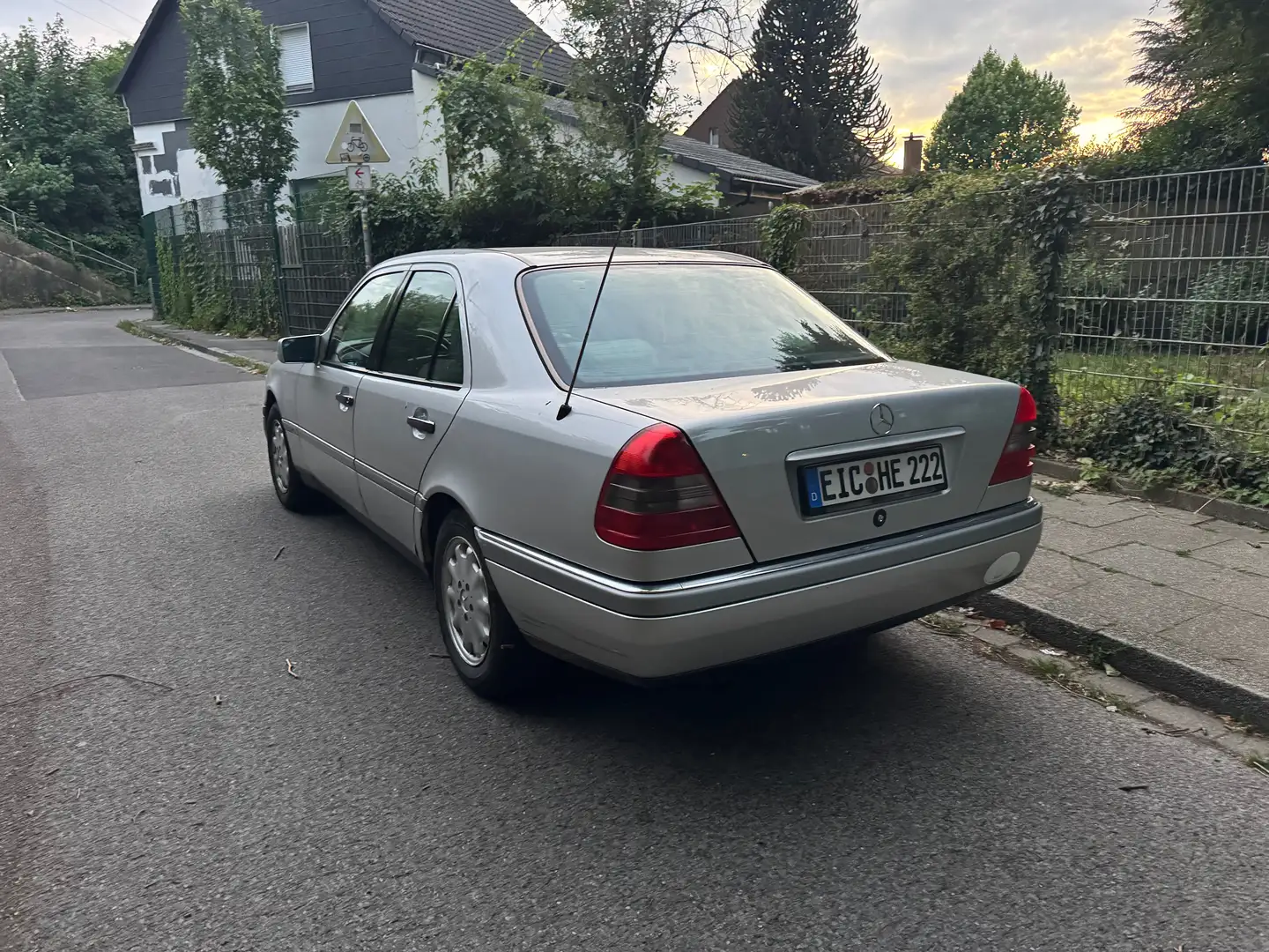 Mercedes-Benz C 180 Elegance Alufelgen AUTOMATIK. SCHIEBEDACH.TOP Срібний - 2