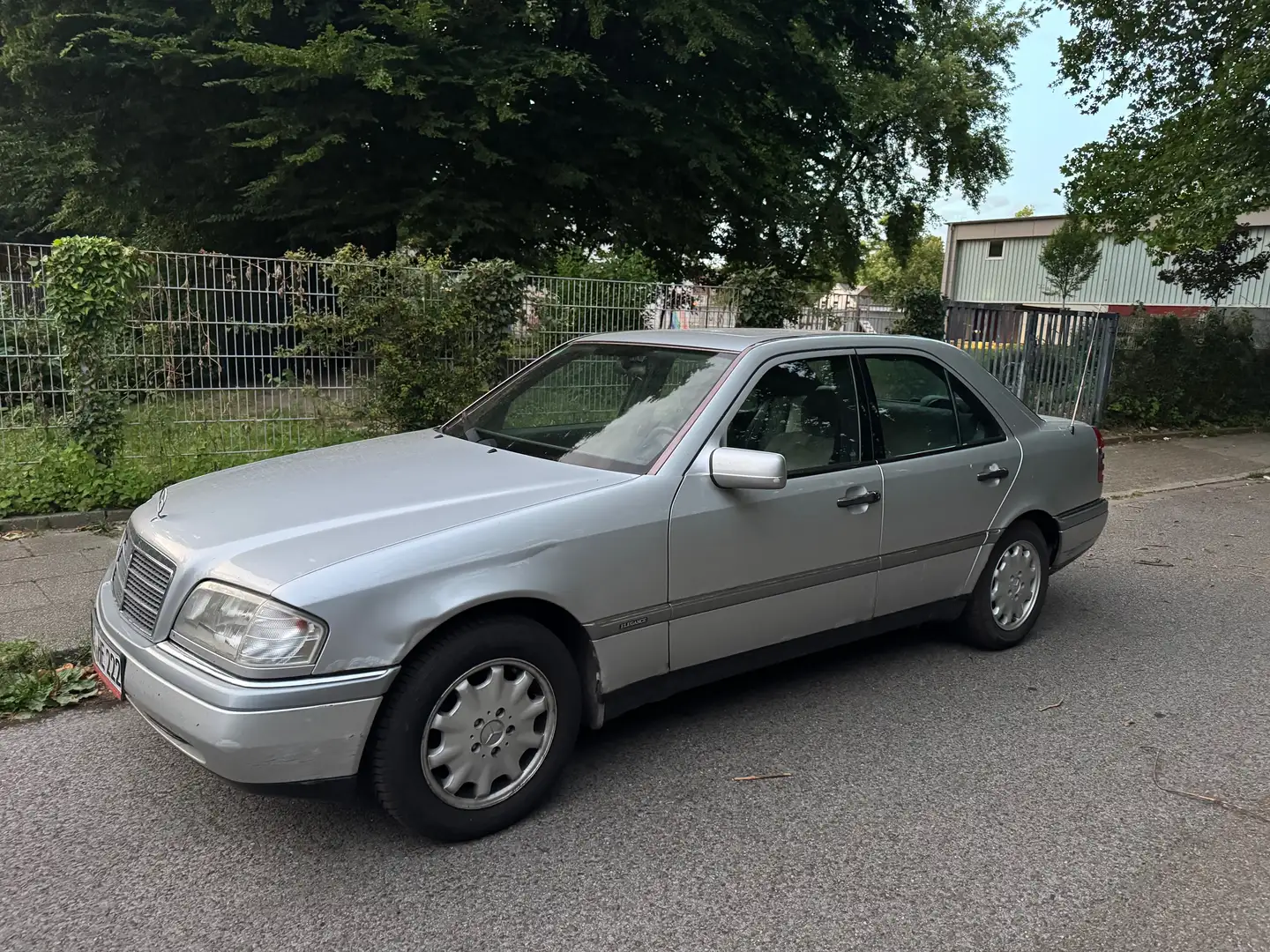 Mercedes-Benz C 180 Elegance Alufelgen AUTOMATIK. SCHIEBEDACH.TOP Срібний - 1