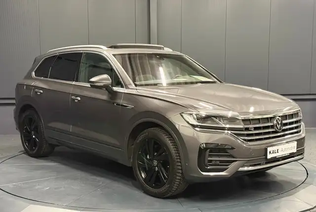 Volkswagen Touareg view 9