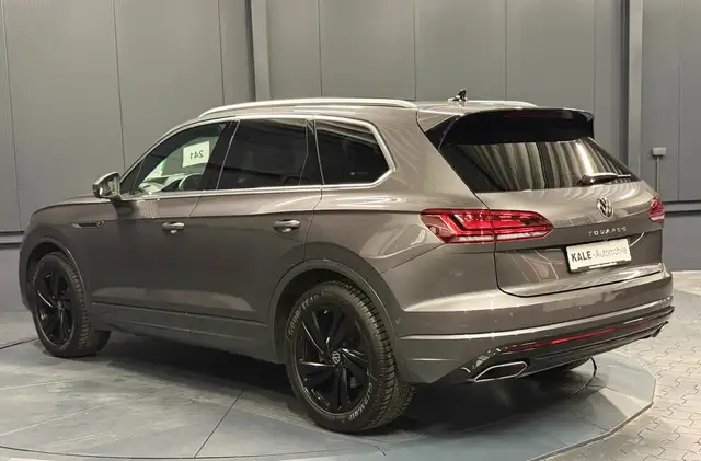 Volkswagen Touareg view 4