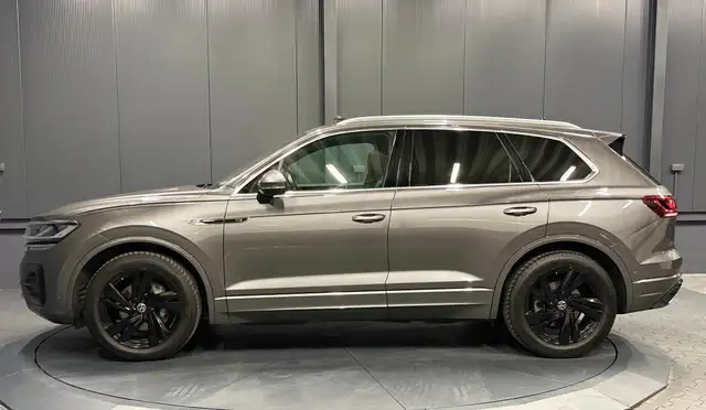 Volkswagen Touareg view 3