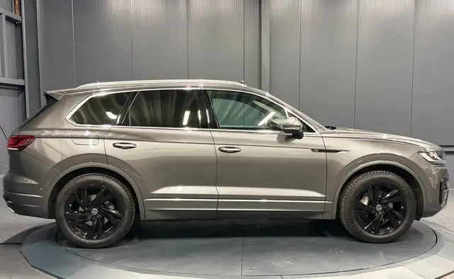 Volkswagen Touareg view 8