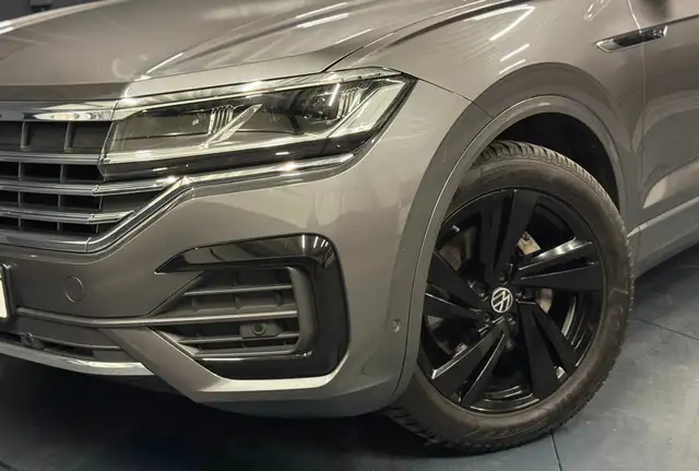 Volkswagen Touareg view 2