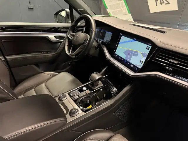 Volkswagen Touareg view 14