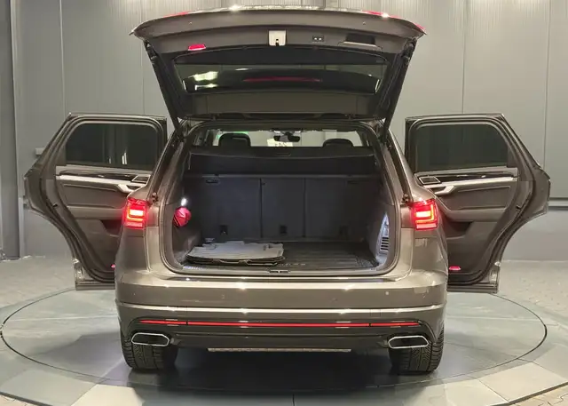 Volkswagen Touareg view 6