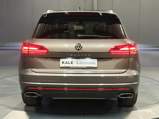 Volkswagen Touareg view 5