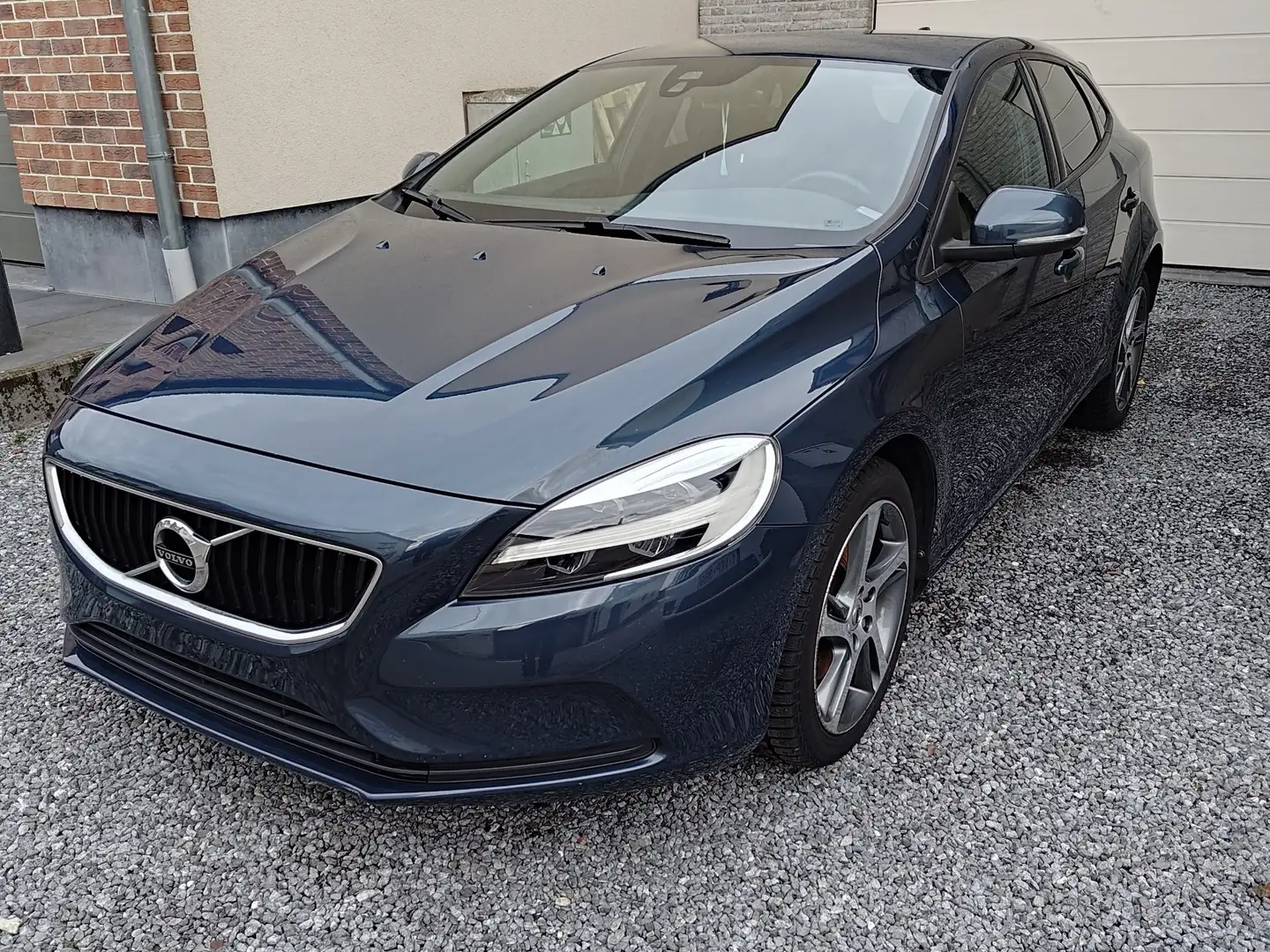 Volvo V40 2.0 T3 Sport Edition GPF (EU6d-TEMP) - 1