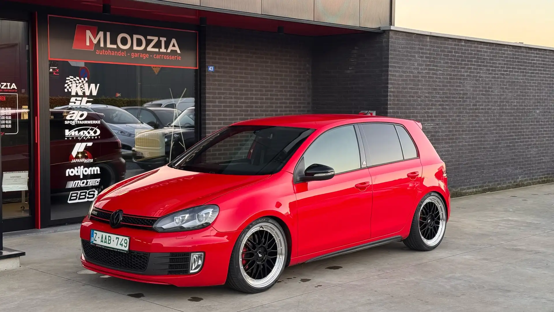 Volkswagen Golf GTI adidas TUNED schroefset+19“ JR23 stage 2+ 295pk Rood - 1