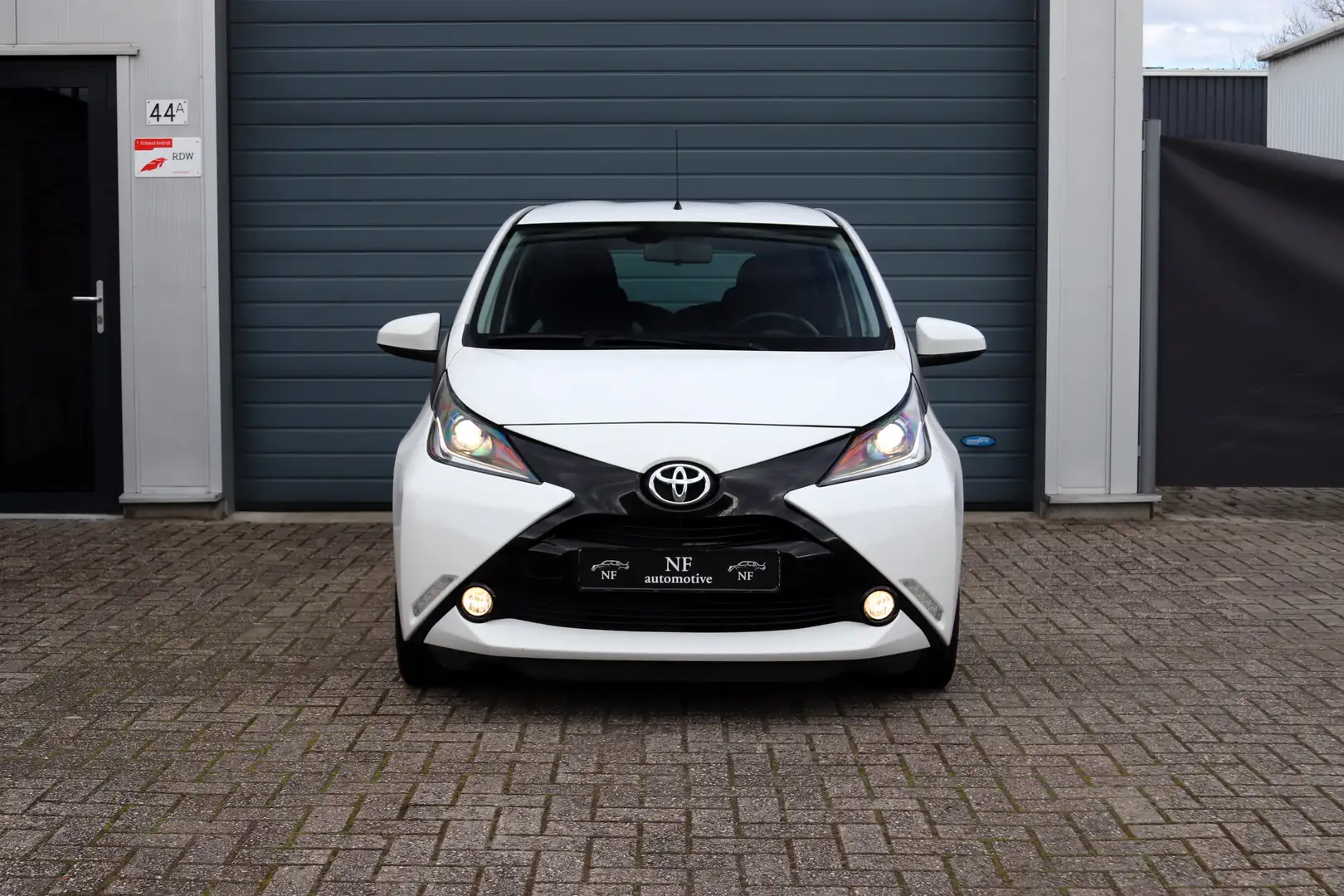 Toyota Aygo Aygo 1.0VVT-i X-Play -5Drs. Airco Cruise Bluetooth Wit - 2
