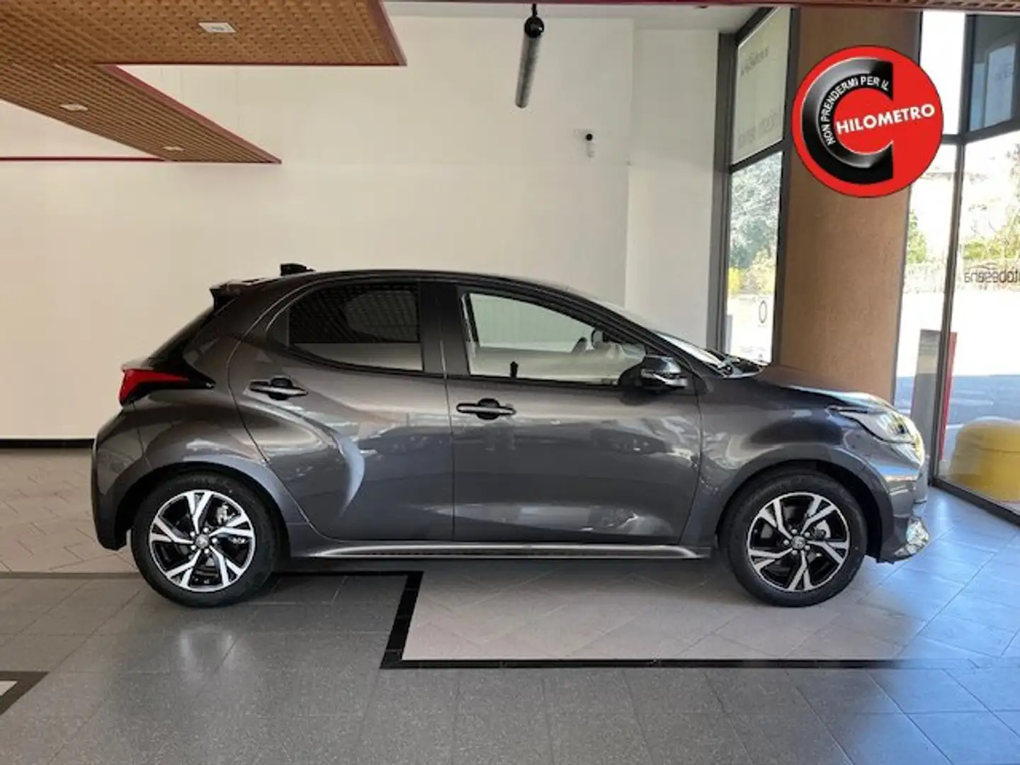 Toyota Yaris 1.5 Hybrid TREND Grigio - 1