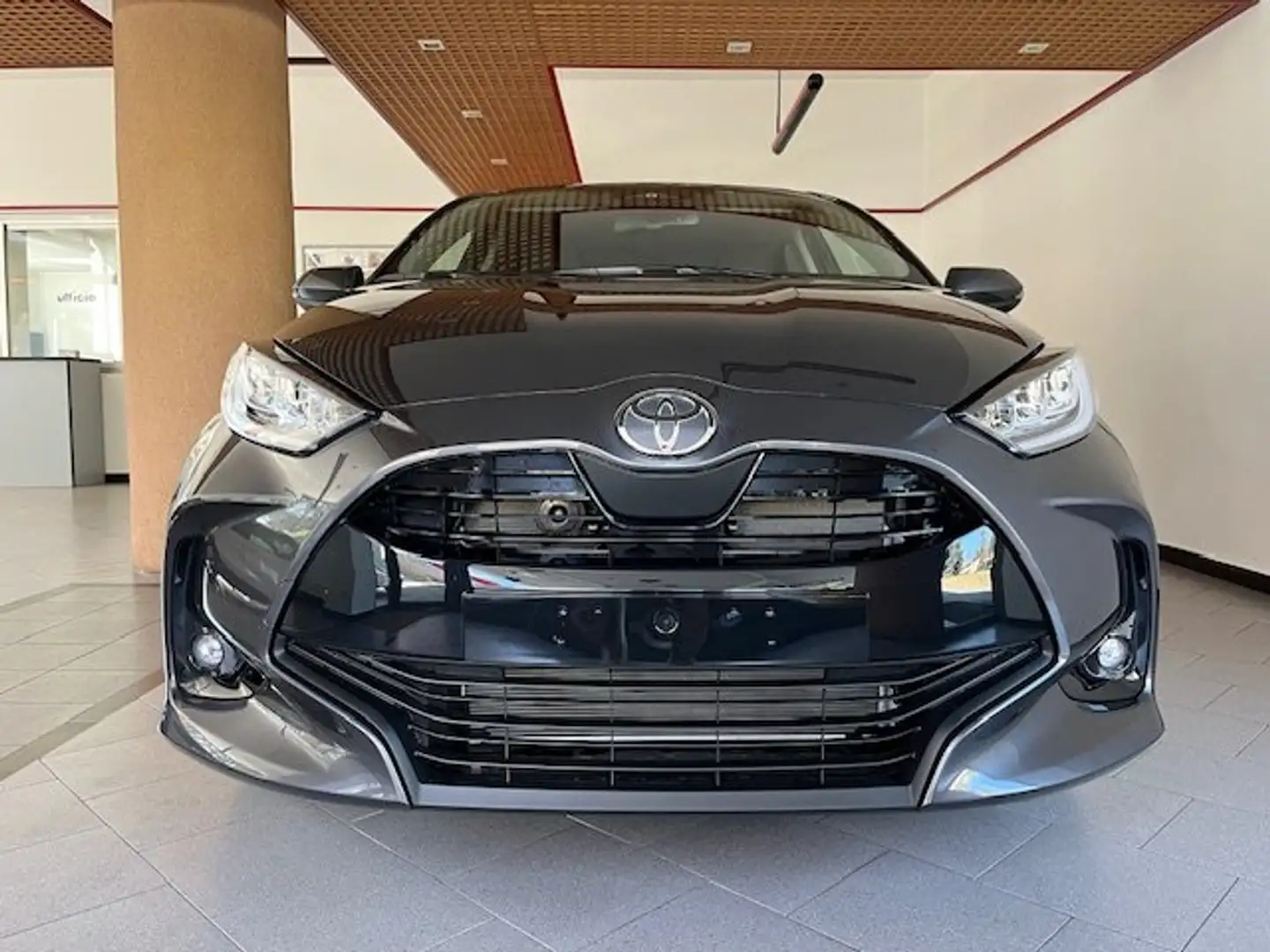 Toyota Yaris 1.5 Hybrid TREND Grigio - 2