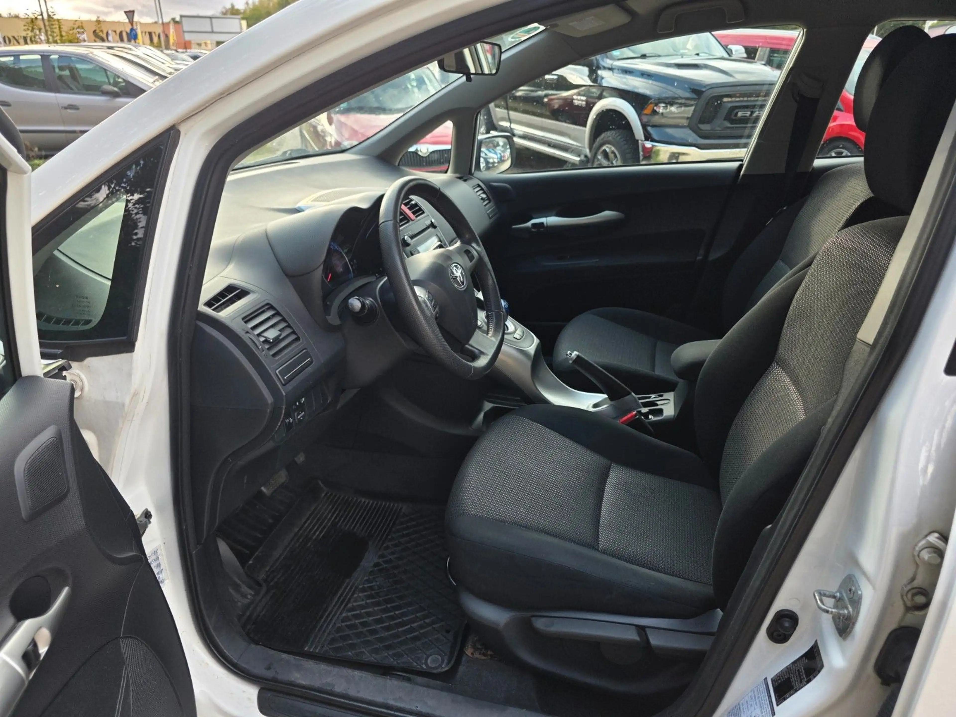 Toyota Auris 1.8 Hybrid Life — photo 12