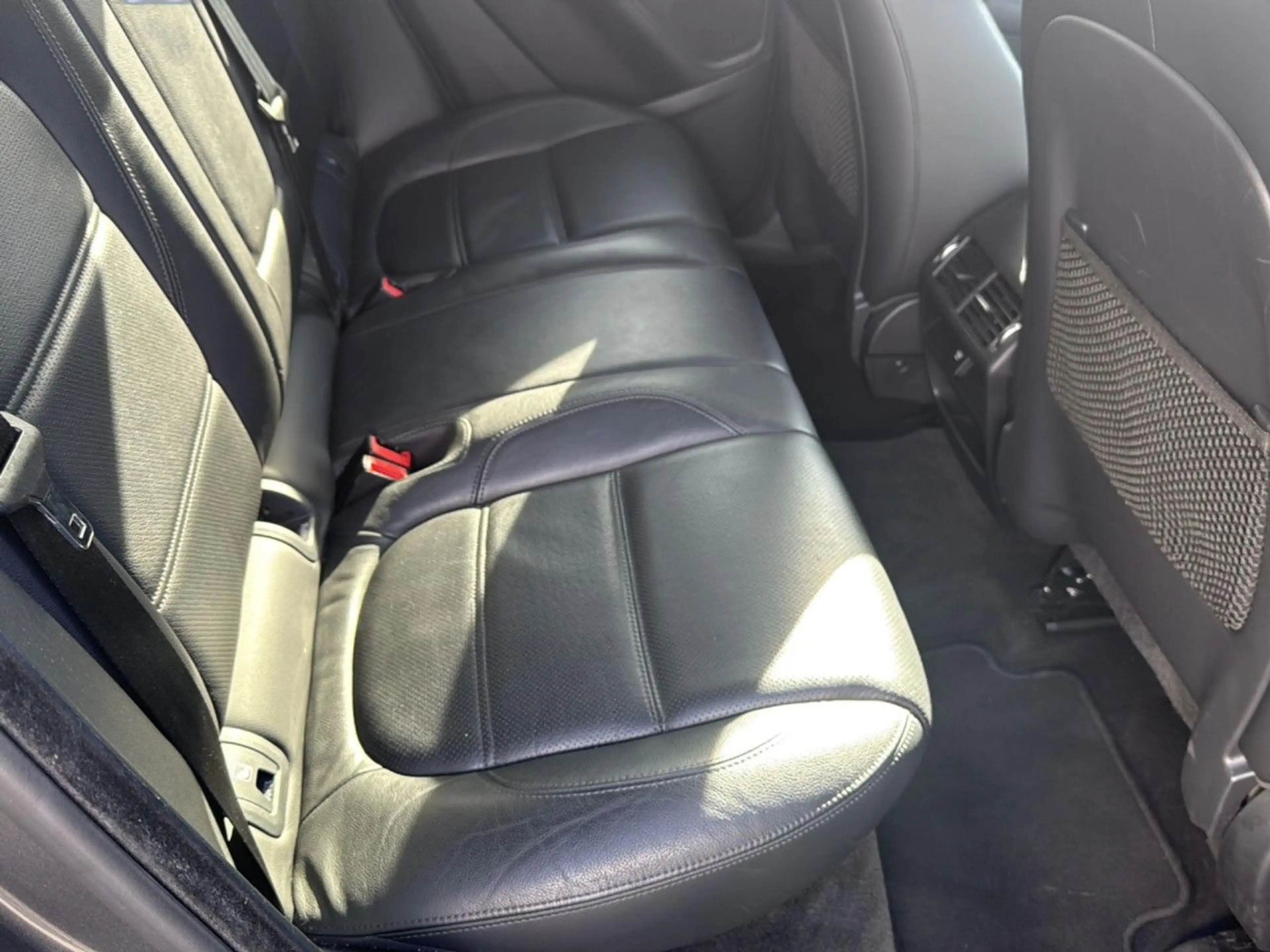 Jaguar E-Pace P200 AWD S Bluetooth Navi LED Vollleder — photo 12
