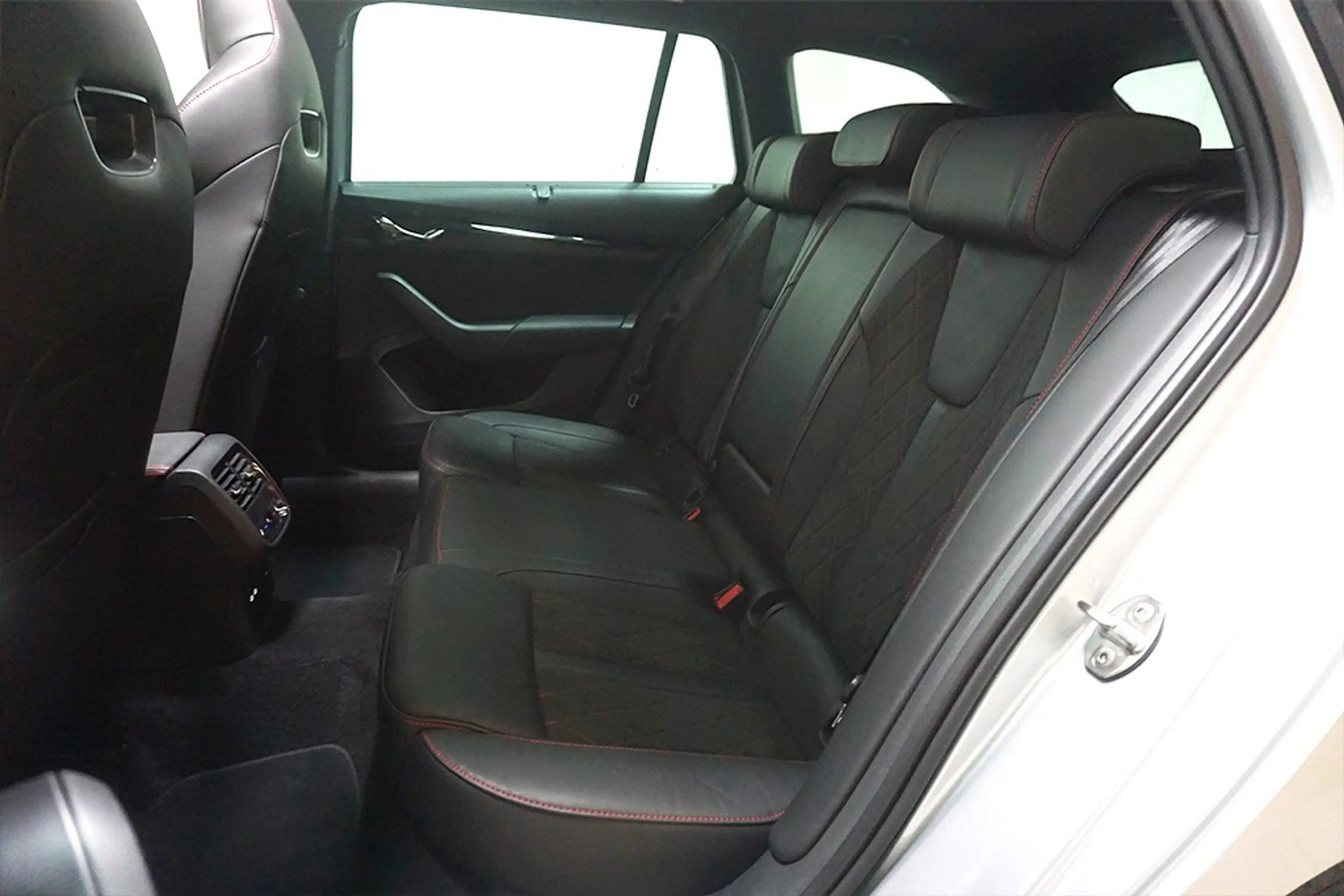 Skoda Octavia 2.0TDI DSG RS 4x4 Virtual AHK Pano HUD — photo 12