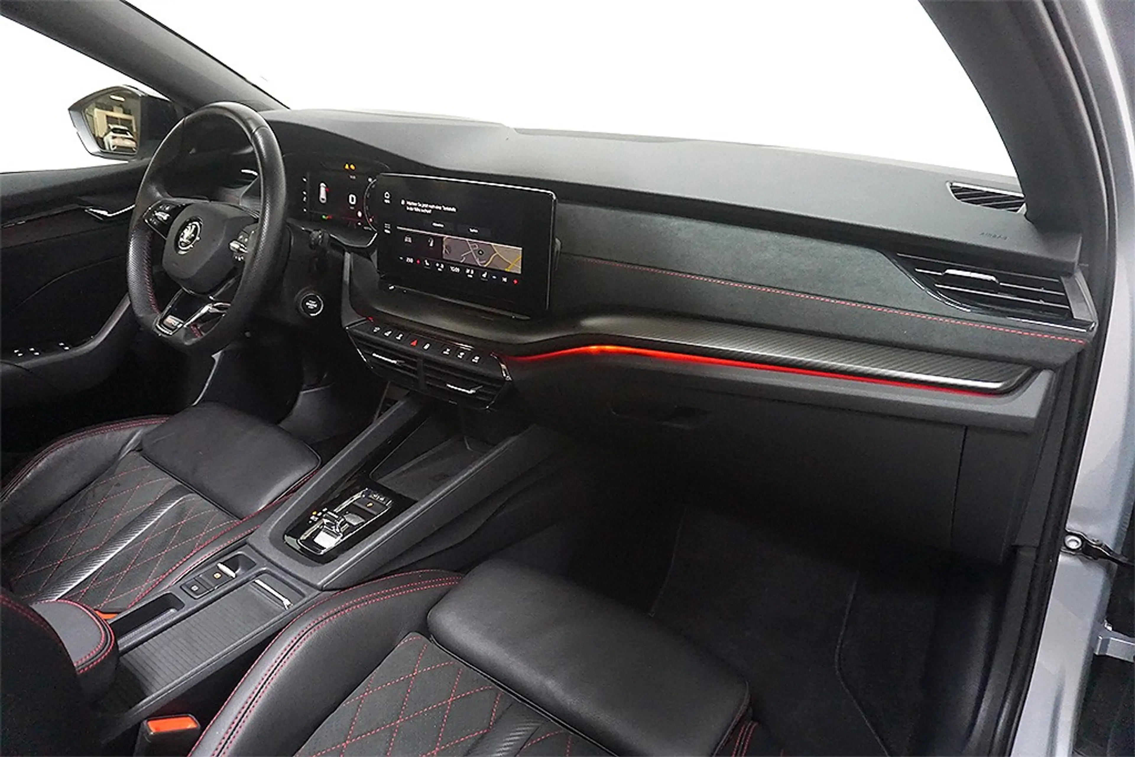 Skoda Octavia 2.0TDI DSG RS 4x4 Virtual AHK Pano HUD — photo 11