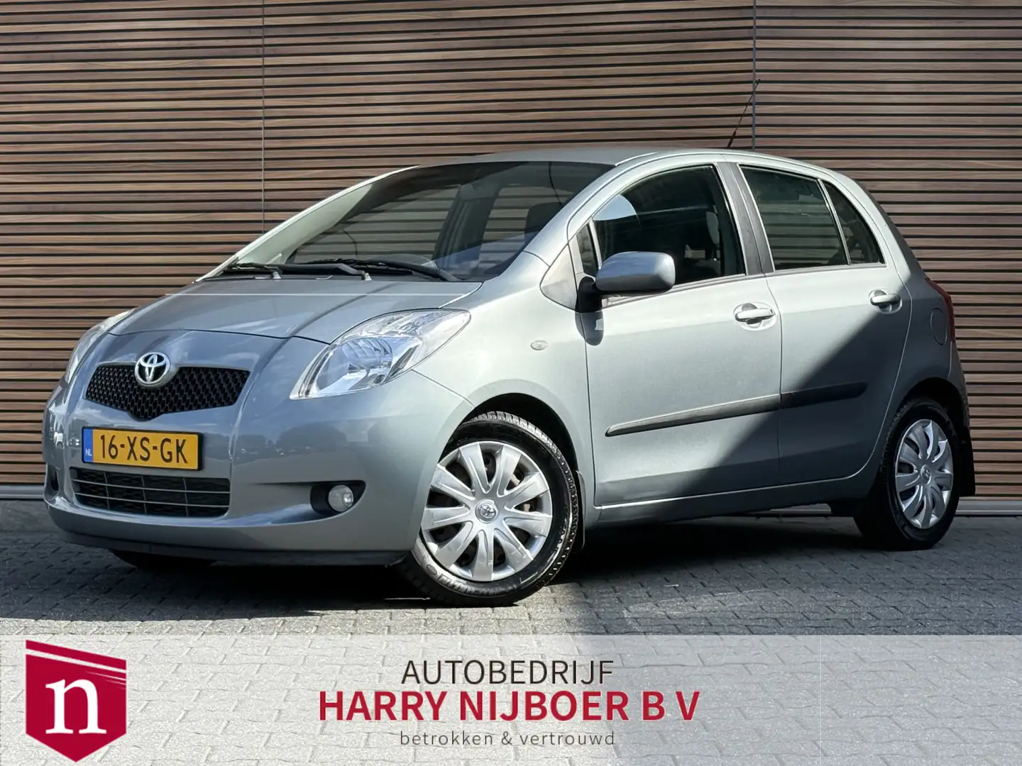 Toyota Yaris 1.3 VVTi Sol MMT Automaat / Airco / Trekhaak / 5dr Grijs - 1