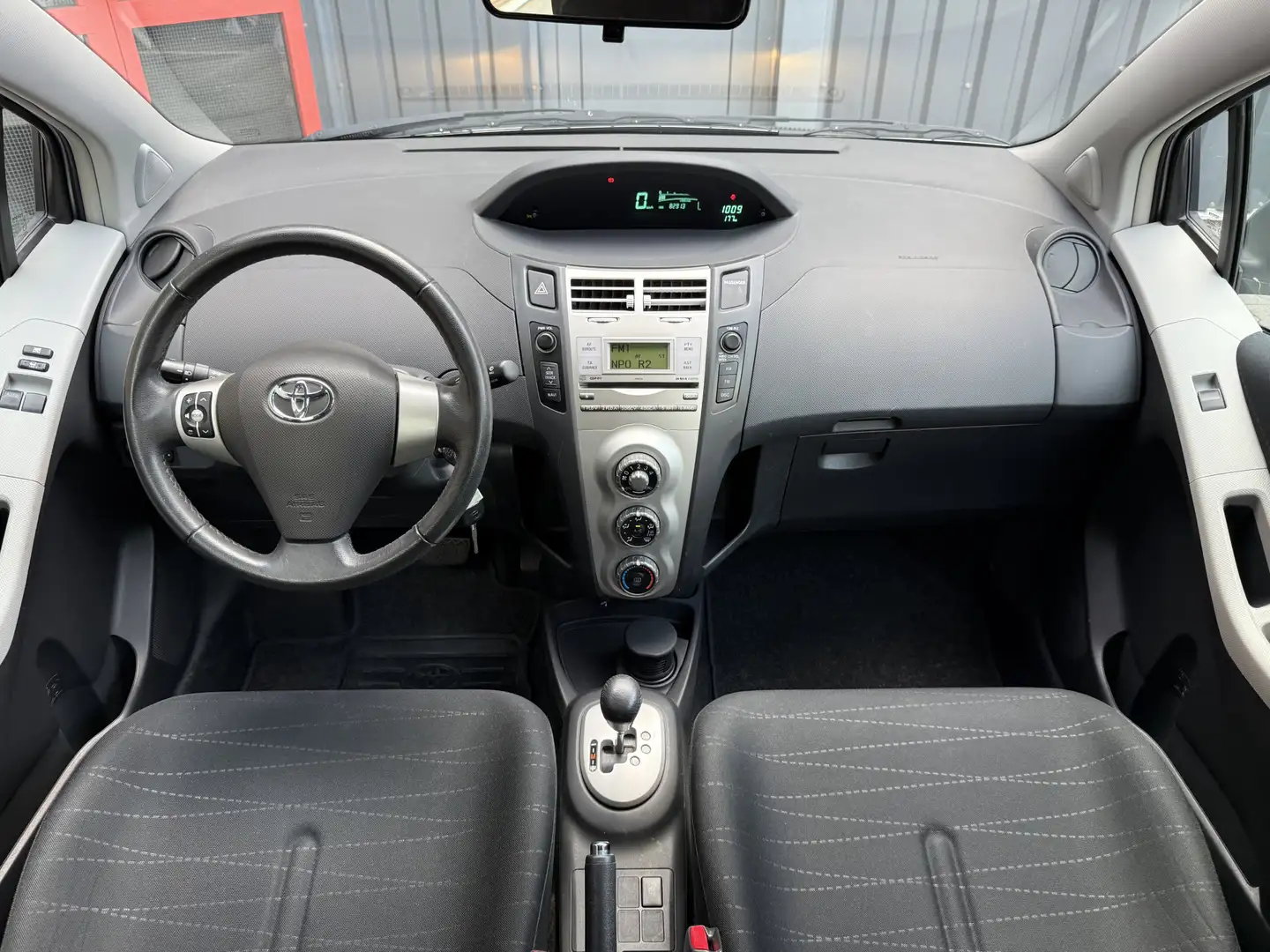 Toyota Yaris 1.3 VVTi Sol MMT Automaat / Airco / Trekhaak / 5dr Grijs - 2