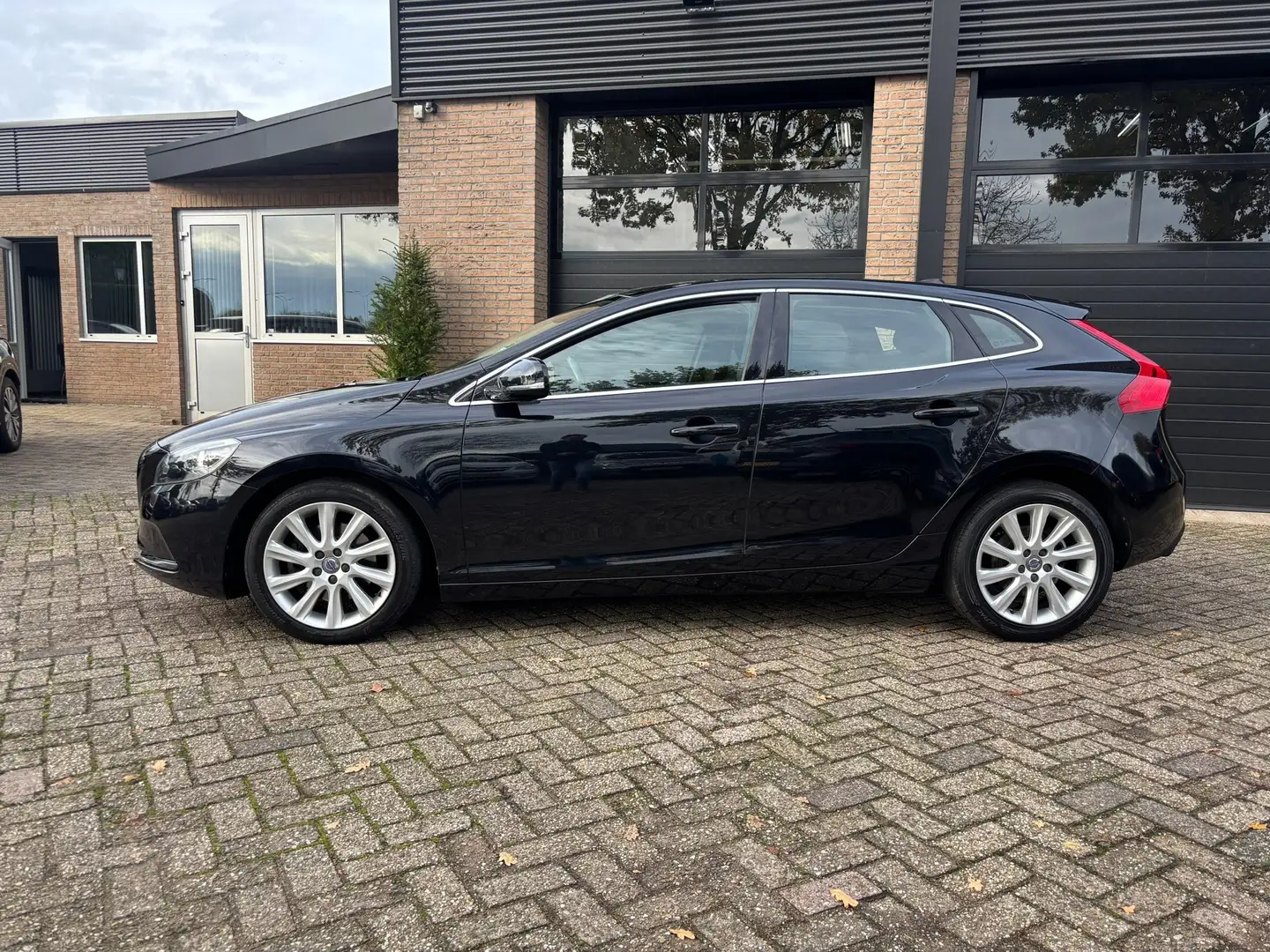 Volvo V40 1.6 T2 Momentum Zwart - 2