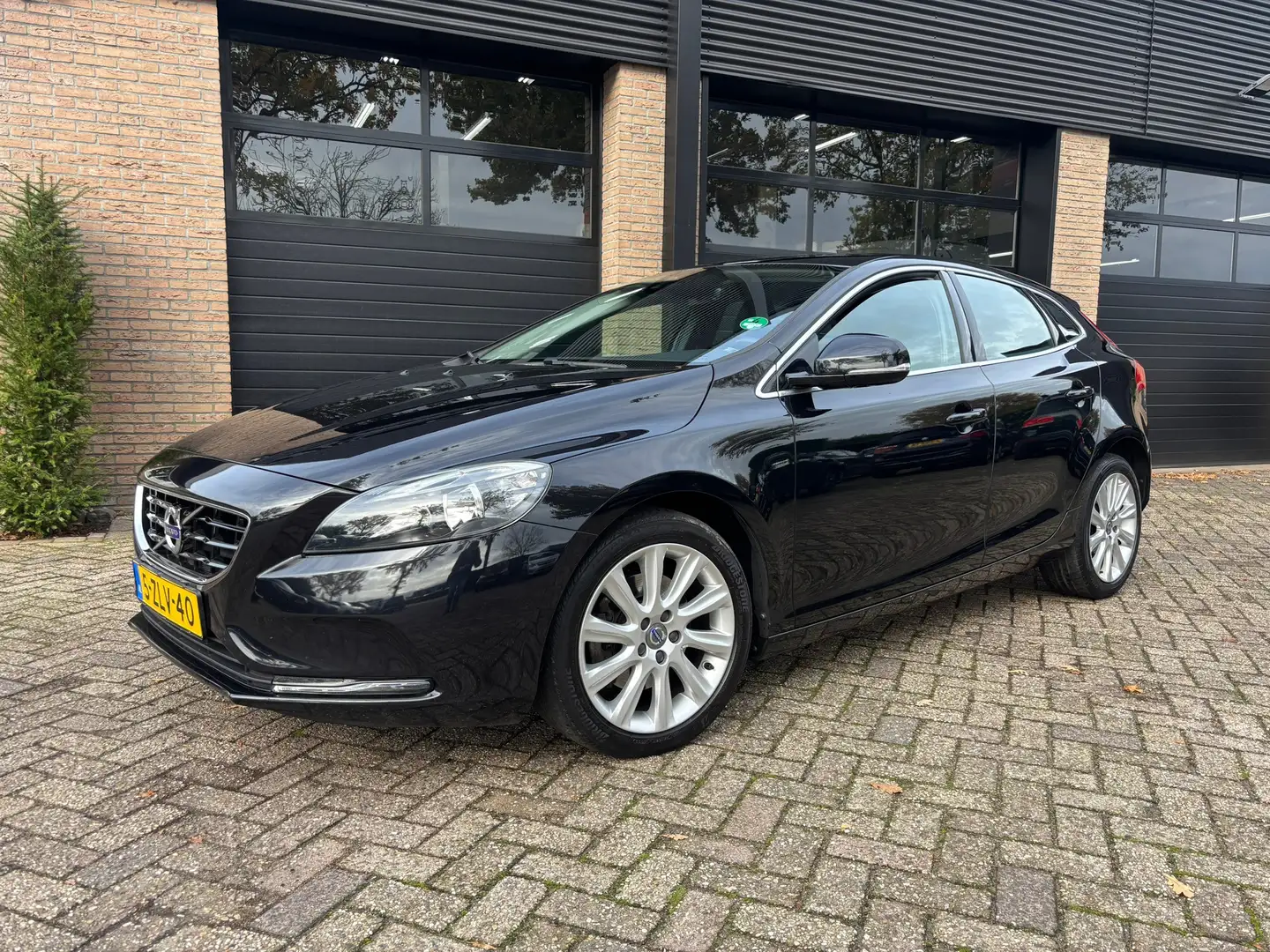 Volvo V40 1.6 T2 Momentum Zwart - 1