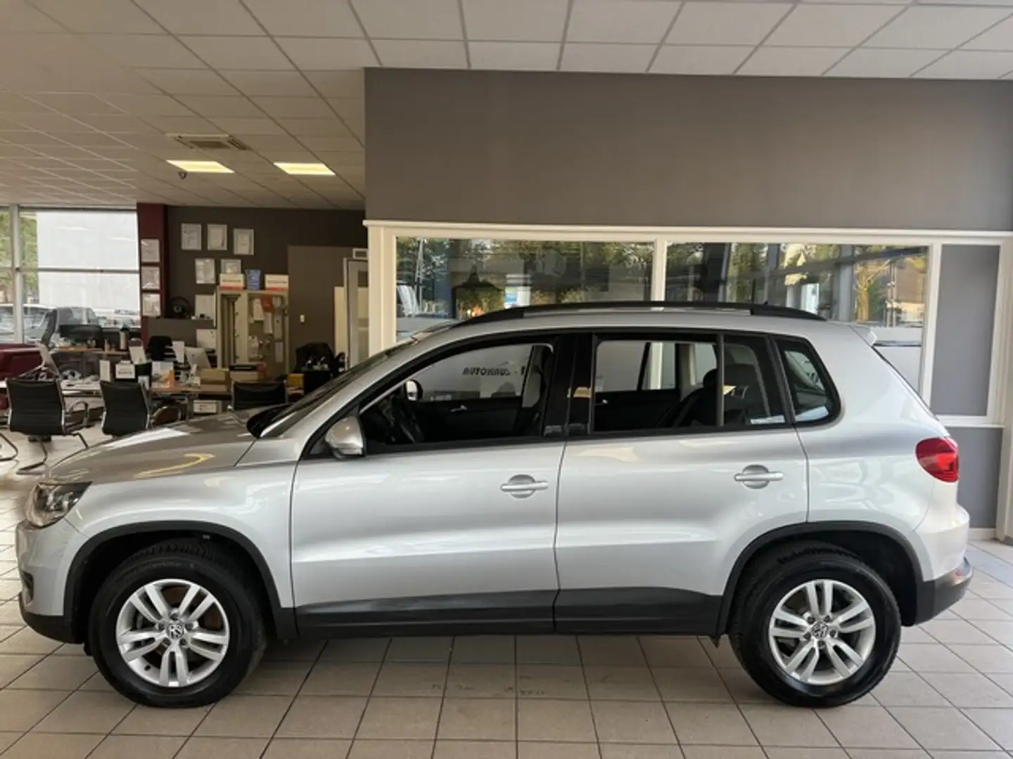 Volkswagen Tiguan Trend Allwetter Klima 1.Hand erst 48515KM Silber - 1