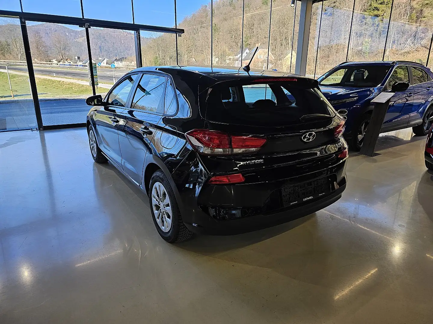 Hyundai i30 1,4 MPI Entry Schwarz - 2