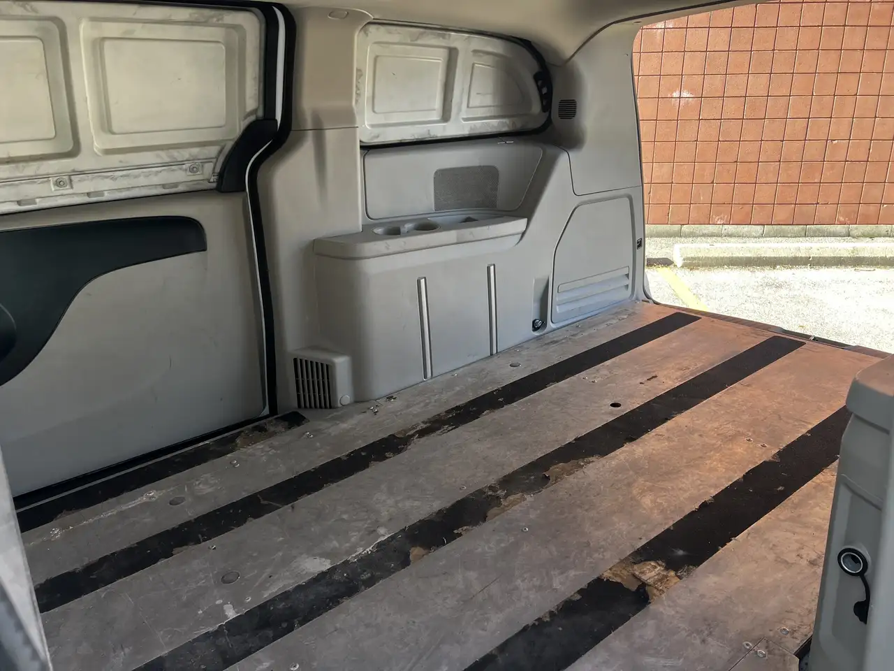RAM Cargo Van снимка RAM Cargo Van