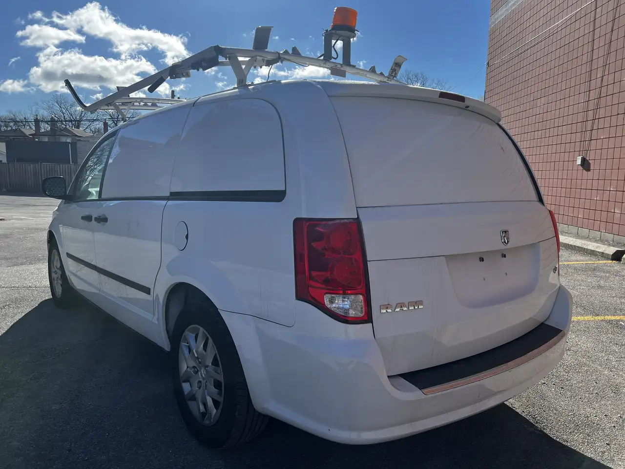 RAM Cargo Van снимка RAM Cargo Van