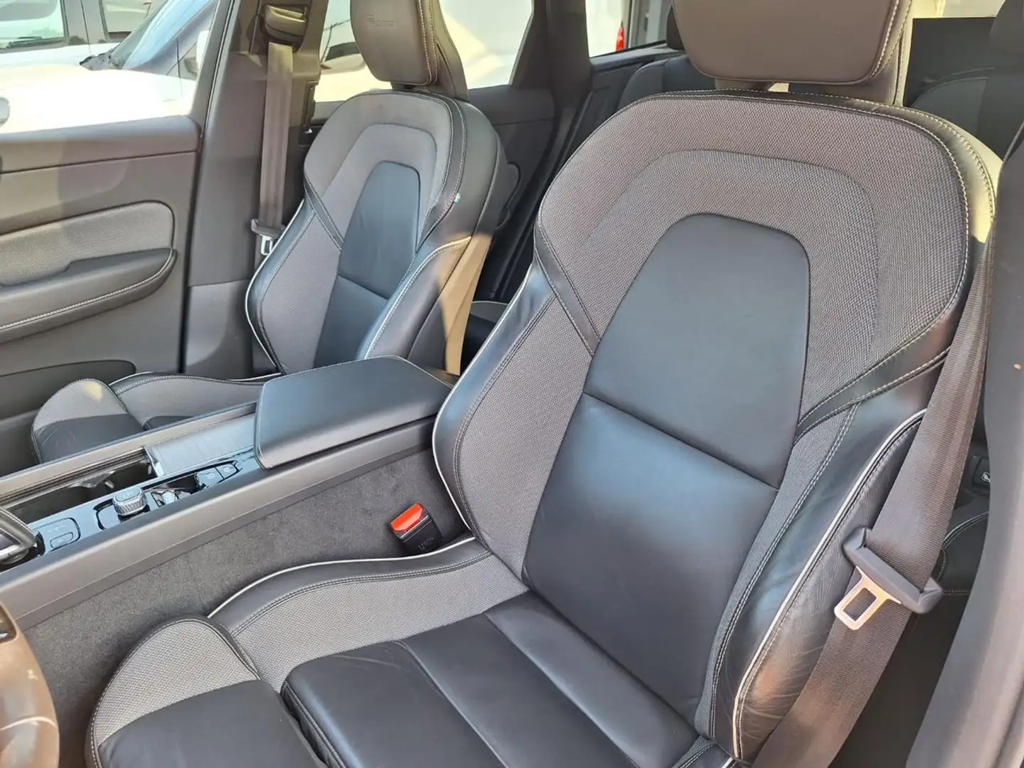 Volvo XC60 B4 (d) AWD Geartronic R-design N°GA500 Blanco - 2