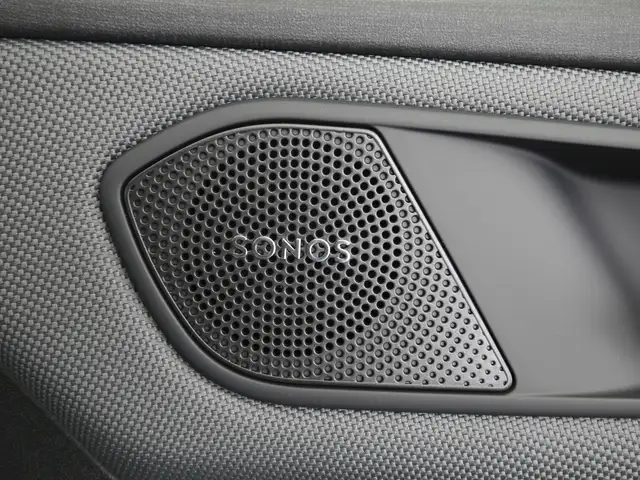 Audi Q3 view 14