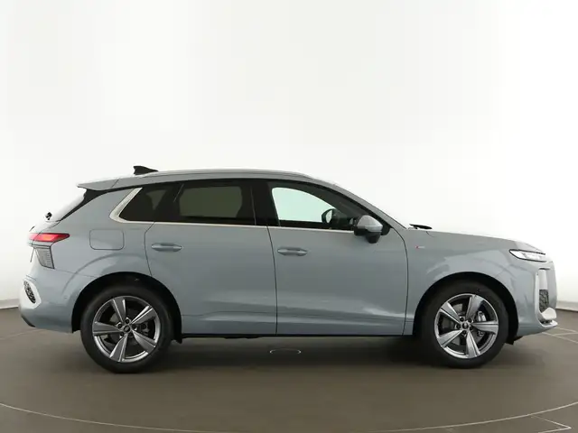 Audi Q3 view 8