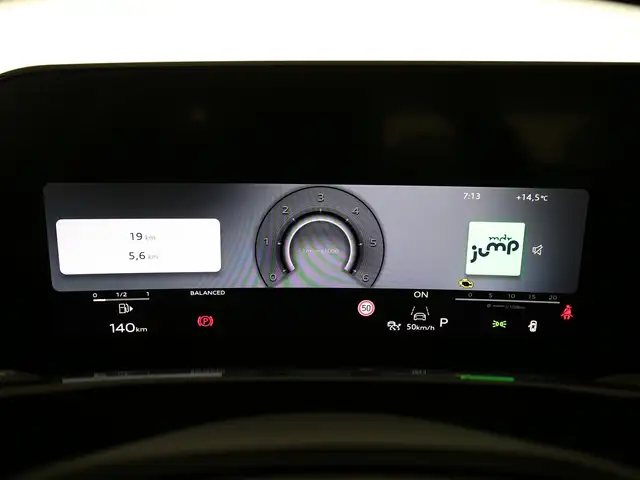 Audi Q3 view 12