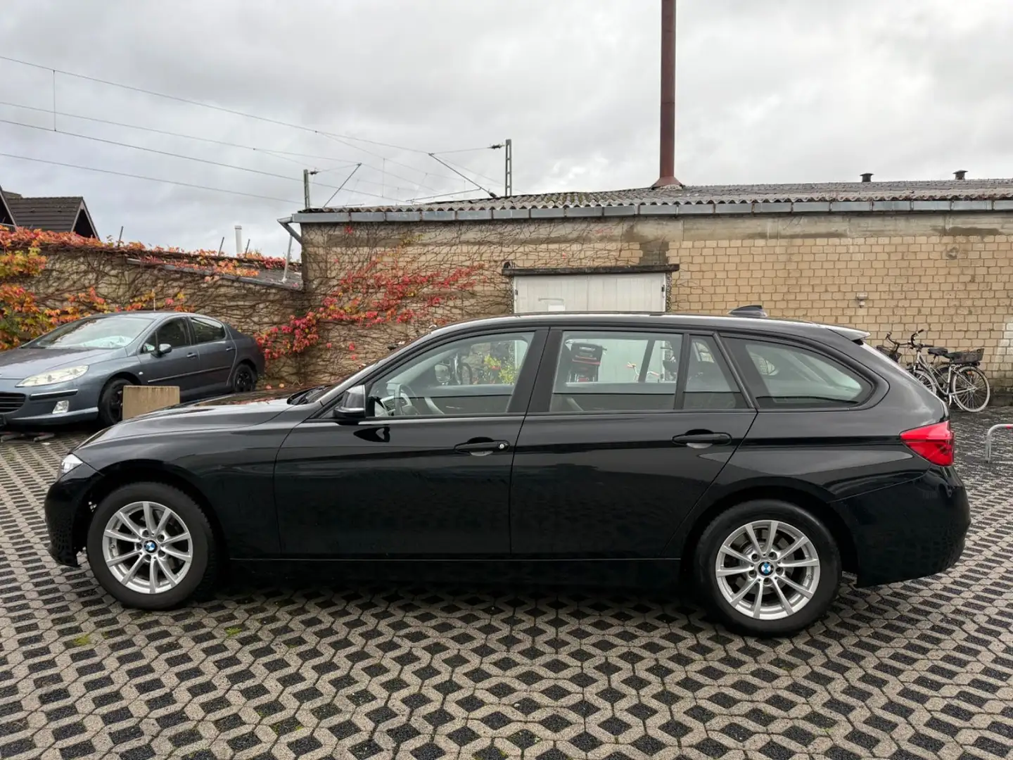 BMW 318 3 Touring 318 d F31 Advantage *AHK* Černá - 2