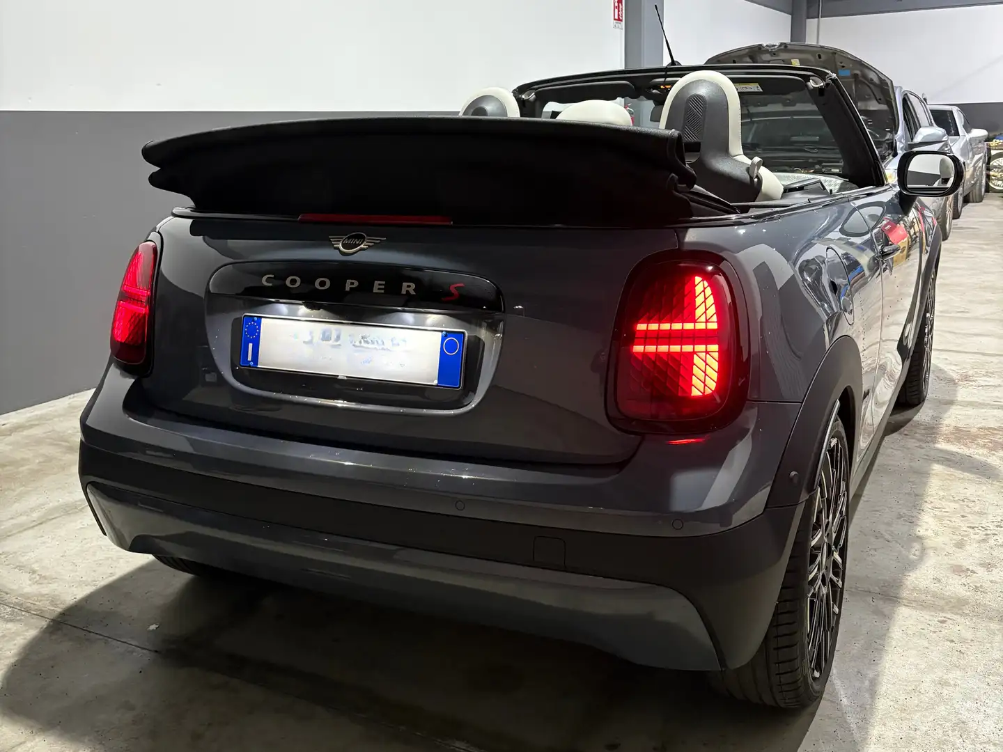 MINI Cooper S Cabrio Mini Cooper S Cabrio F67 2.0 Favoured XL Сірий - 2