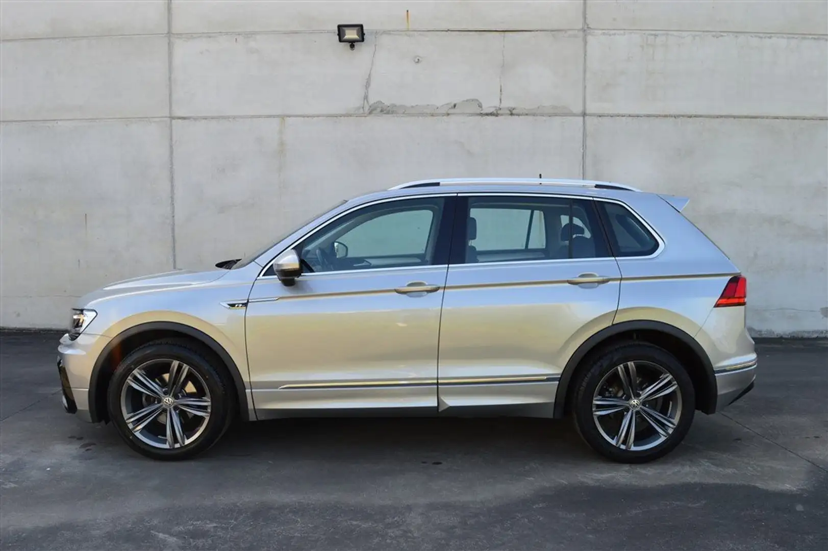 Volkswagen Tiguan R-Line 1.4 TSI 125Pk / Carplay / Beige - 2
